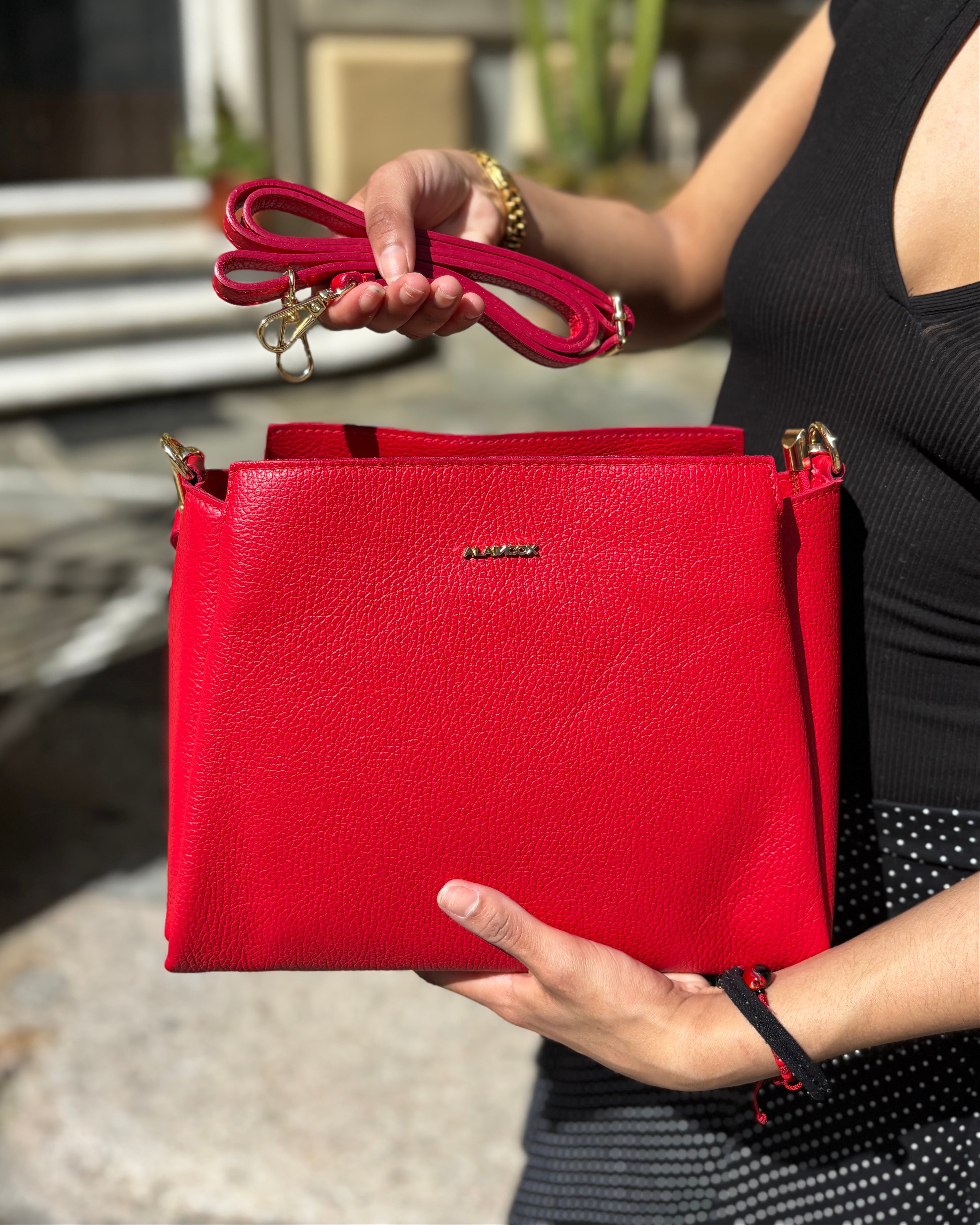 Borsa ESTHER ALAINCOX in vera pelle martellata Made in Italy, elegante, versatile e capiente, con tracolla regolabile, disponibile a Genova Via di Fossatello. Colore rosso