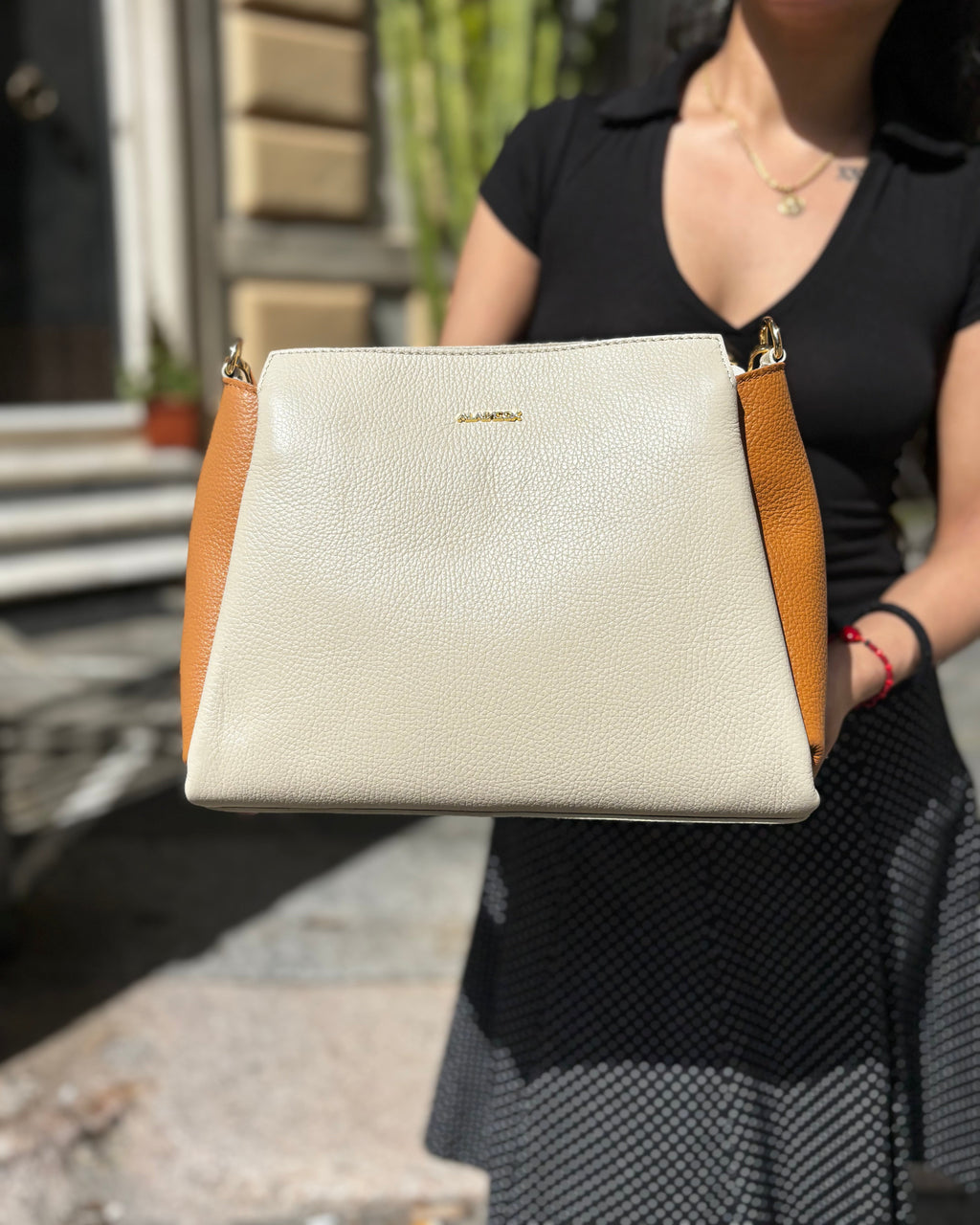 Borsa ESTHER ALAINCOX in vera pelle martellata Made in Italy, elegante, versatile e capiente, con tracolla regolabile, disponibile a Genova Via di Fossatello. Bicolore beige/cuoio