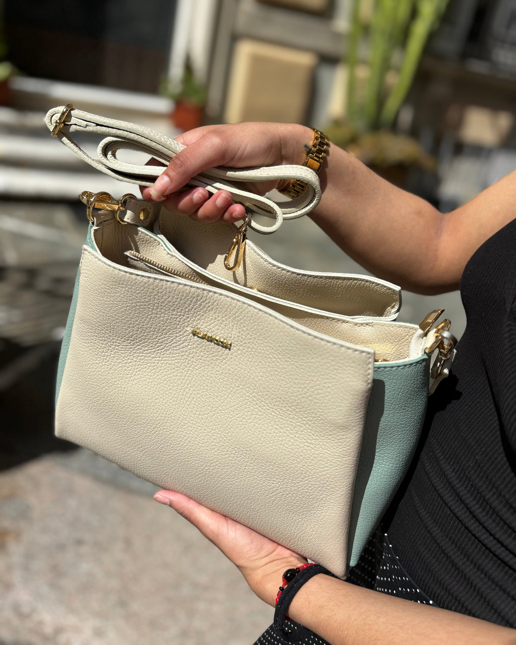 Borsa ESTHER ALAINCOX in vera pelle martellata Made in Italy, elegante, versatile e capiente, con tracolla regolabile, disponibile a Genova Via di Fossatello. Bicolore beige/turchese