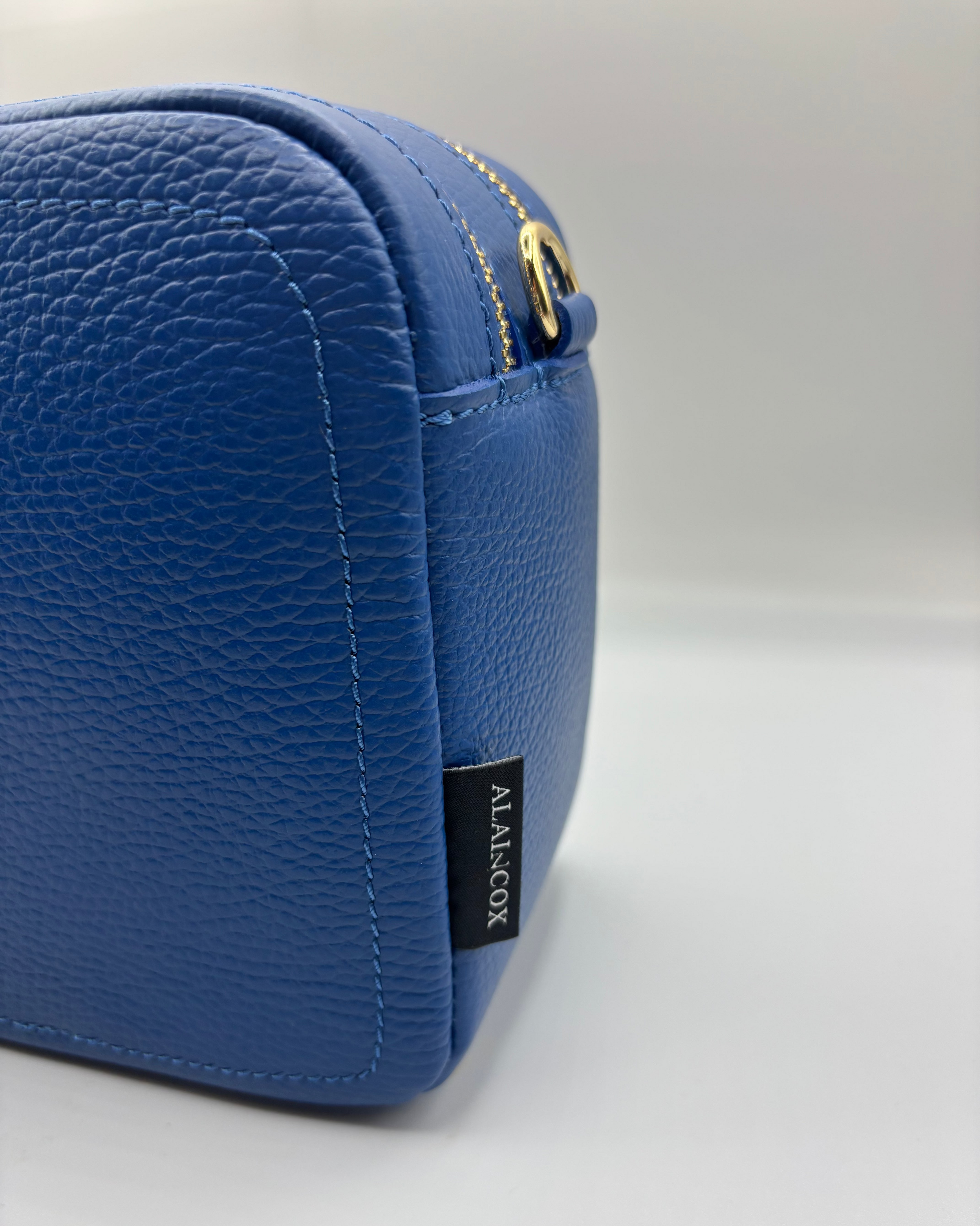 Borsa a tracolla Alaincox brand genovese modello Genova 100% vera pelle toscana martellata colore blu due zip Made in Italy