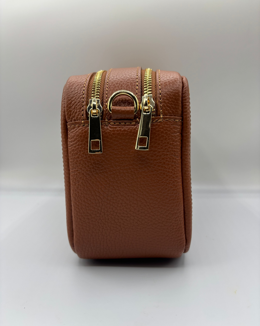 Borsa a tracolla Alaincox brand genovese modello Genova 100% vera pelle toscana martellata colore cuoio due zip Made in Italy