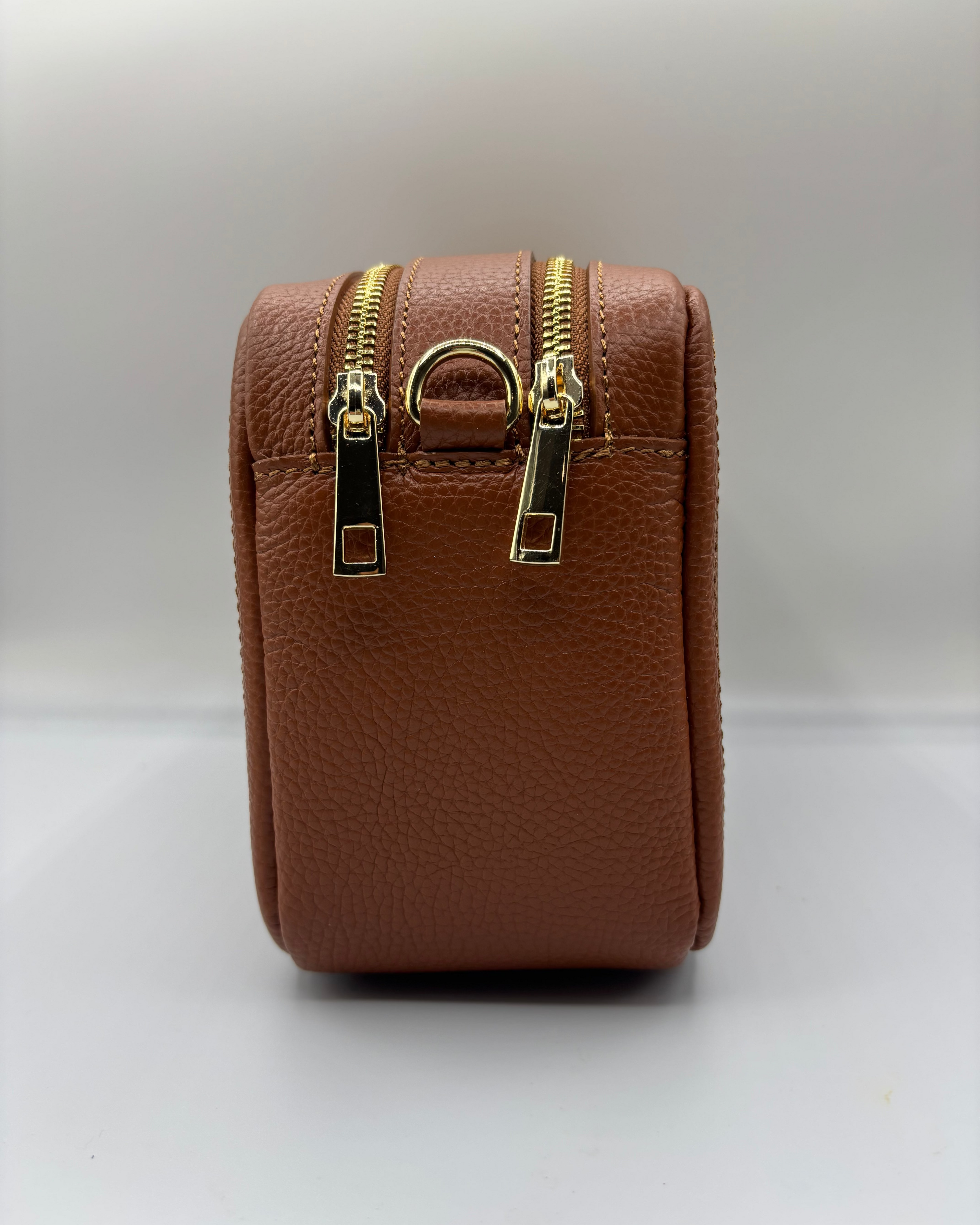 Borsa a tracolla Alaincox brand genovese modello Genova 100% vera pelle toscana martellata colore cuoio due zip Made in Italy