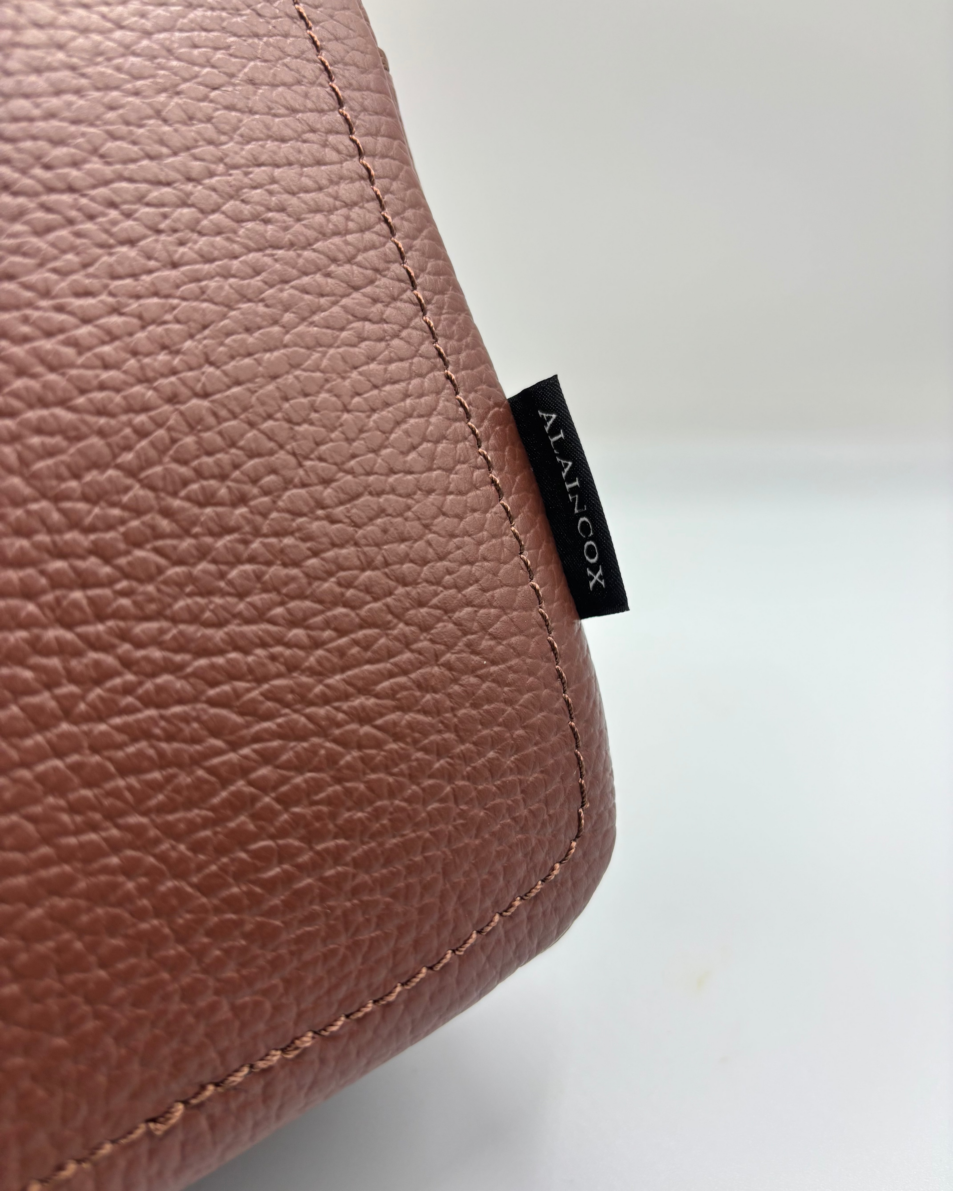 Borsa a tracolla Alaincox brand genovese modello Genova 100% vera pelle toscana martellata colore cuoio due zip Made in Italy