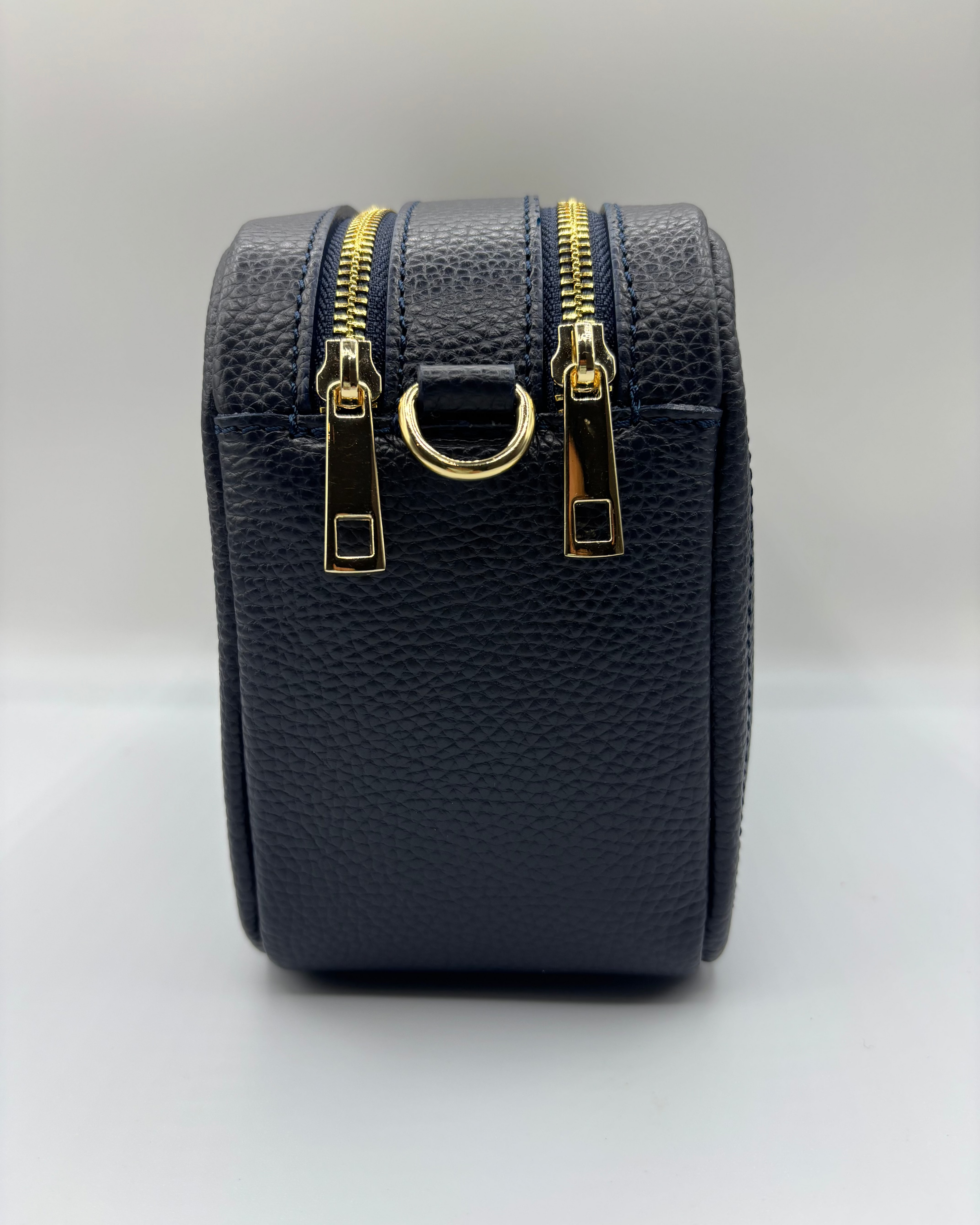 Borsa a tracolla Alaincox brand genovese modello Genova 100% vera pelle toscana martellata colore nero due zip Made in Italy