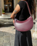 La borsa GINEVRA unisce eleganza e praticità in un design moderno e raffinato. Realizzata in vera pelle liscia, presenta dettagli in acciaio inox argentato e una comoda chiusura con zip. L’interno è completamente foderato e dotato di tasca interna con chiusura a zip, ideale per custodire gli oggetti essenziali. Perfetta da indossare a spalla per completare look casual chic e outfit più eleganti.

Dettagli prodotto:

Vera pelle liscia
Dettagli in acciaio inox argentato
Chiusura con zip
Interno foderato 