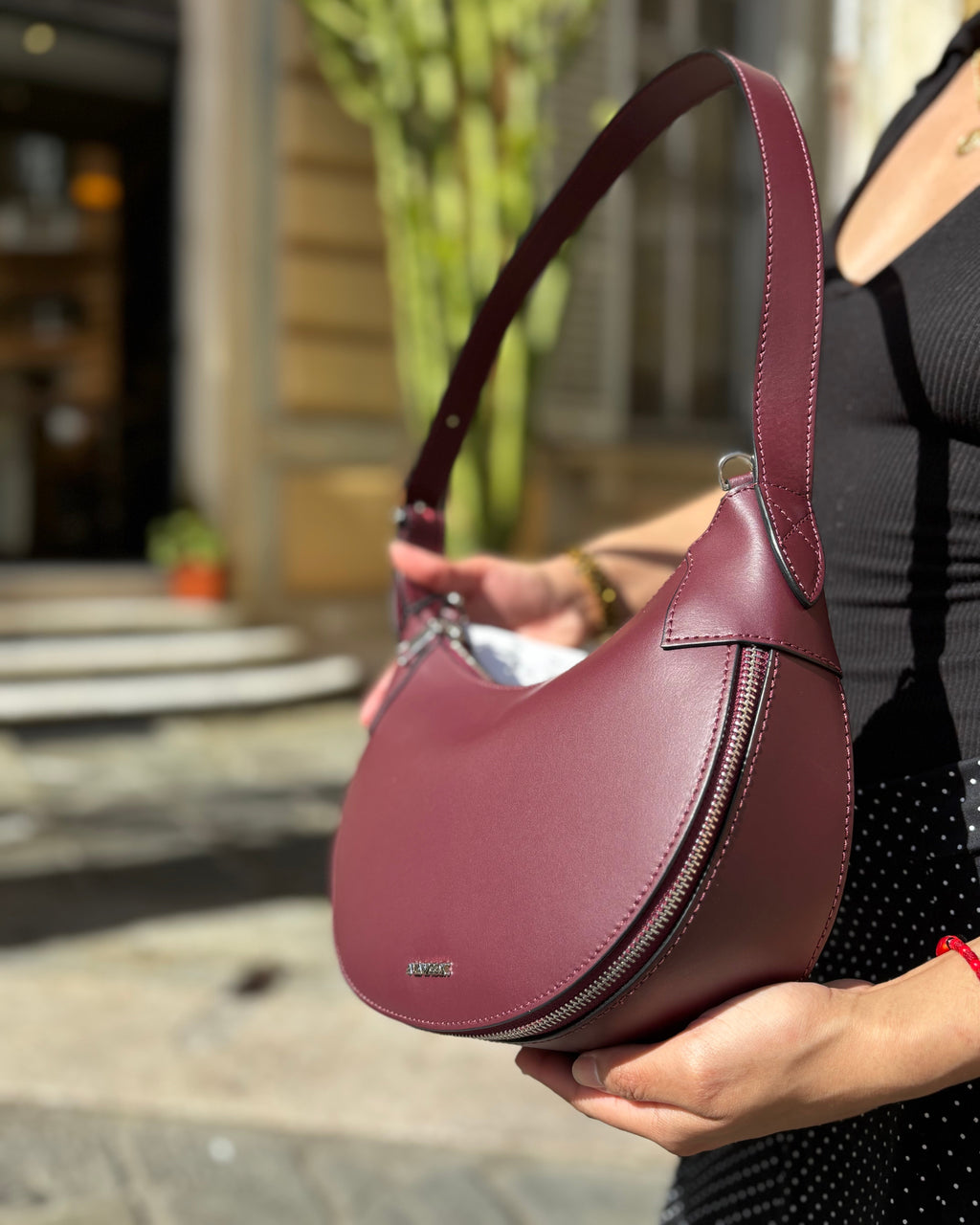 La borsa GINEVRA unisce eleganza e praticità in un design moderno e raffinato. Realizzata in vera pelle liscia, presenta dettagli in acciaio inox argentato e una comoda chiusura con zip. L’interno è completamente foderato e dotato di tasca interna con chiusura a zip, ideale per custodire gli oggetti essenziali. Perfetta da indossare a spalla per completare look casual chic e outfit più eleganti.

Dettagli prodotto:

Vera pelle liscia
Dettagli in acciaio inox argentato
Chiusura con zip
Interno foderato 