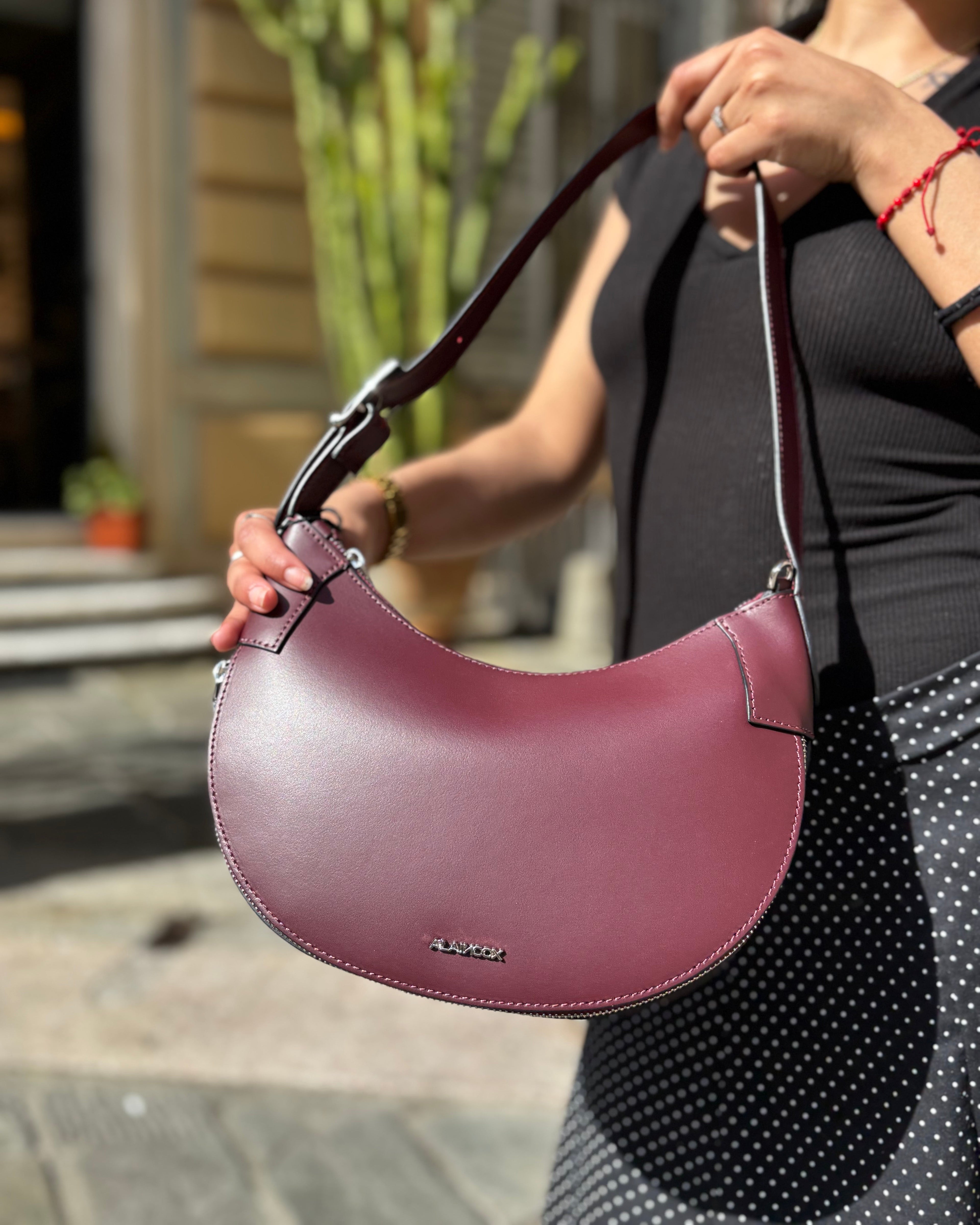La borsa GINEVRA unisce eleganza e praticità in un design moderno e raffinato. Realizzata in vera pelle liscia, presenta dettagli in acciaio inox argentato e una comoda chiusura con zip. L’interno è completamente foderato e dotato di tasca interna con chiusura a zip, ideale per custodire gli oggetti essenziali. Perfetta da indossare a spalla per completare look casual chic e outfit più eleganti.

Dettagli prodotto:

Vera pelle liscia
Dettagli in acciaio inox argentato
Chiusura con zip
Interno foderato 