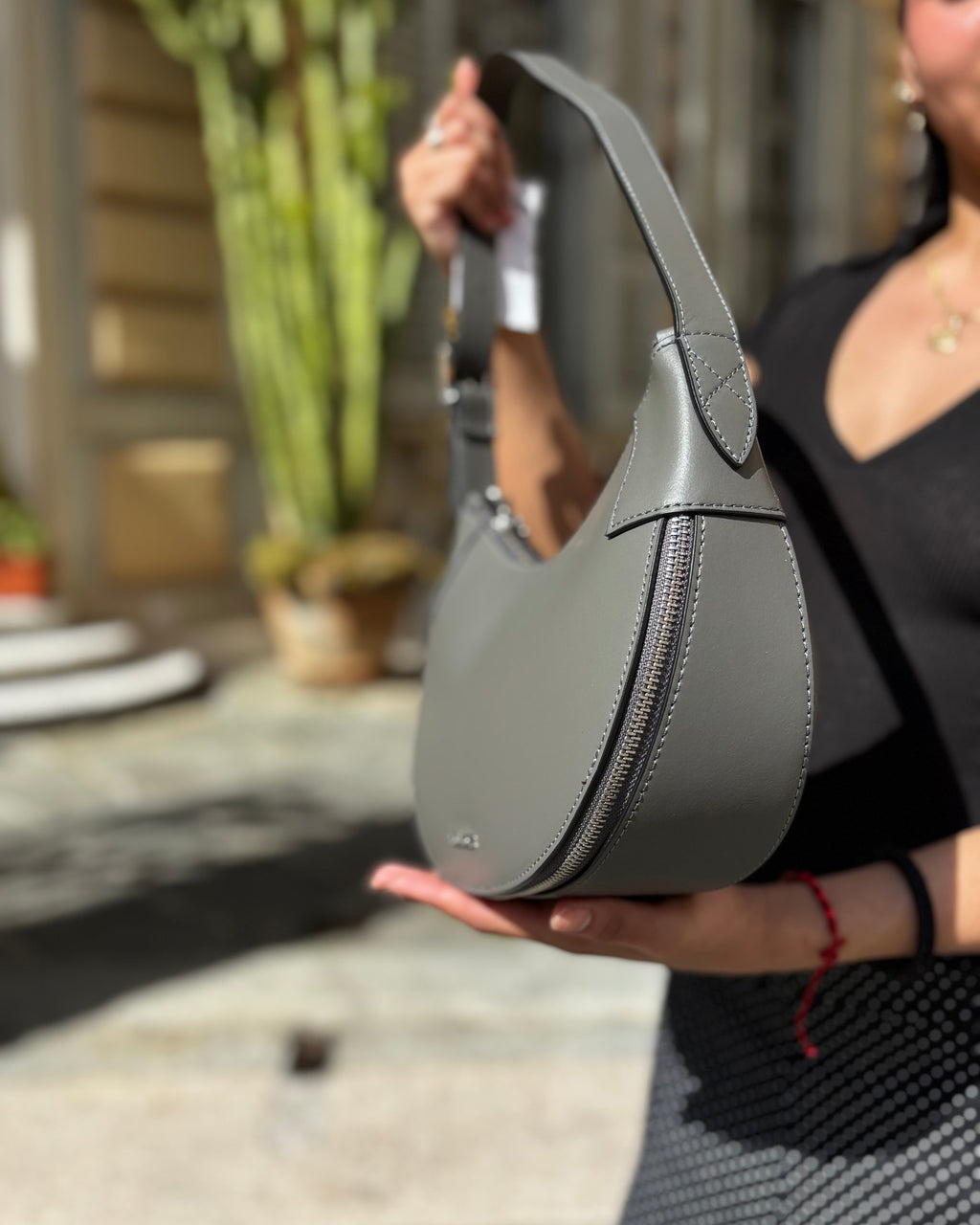 La borsa GINEVRA unisce eleganza e praticità in un design moderno e raffinato. Realizzata in vera pelle liscia, presenta dettagli in acciaio inox argentato e una comoda chiusura con zip. L’interno è completamente foderato e dotato di tasca interna con chiusura a zip, ideale per custodire gli oggetti essenziali. Perfetta da indossare a spalla per completare look casual chic e outfit più eleganti.

Dettagli prodotto:

Vera pelle liscia
Dettagli in acciaio inox argentato
Chiusura con zip
Interno foderato 