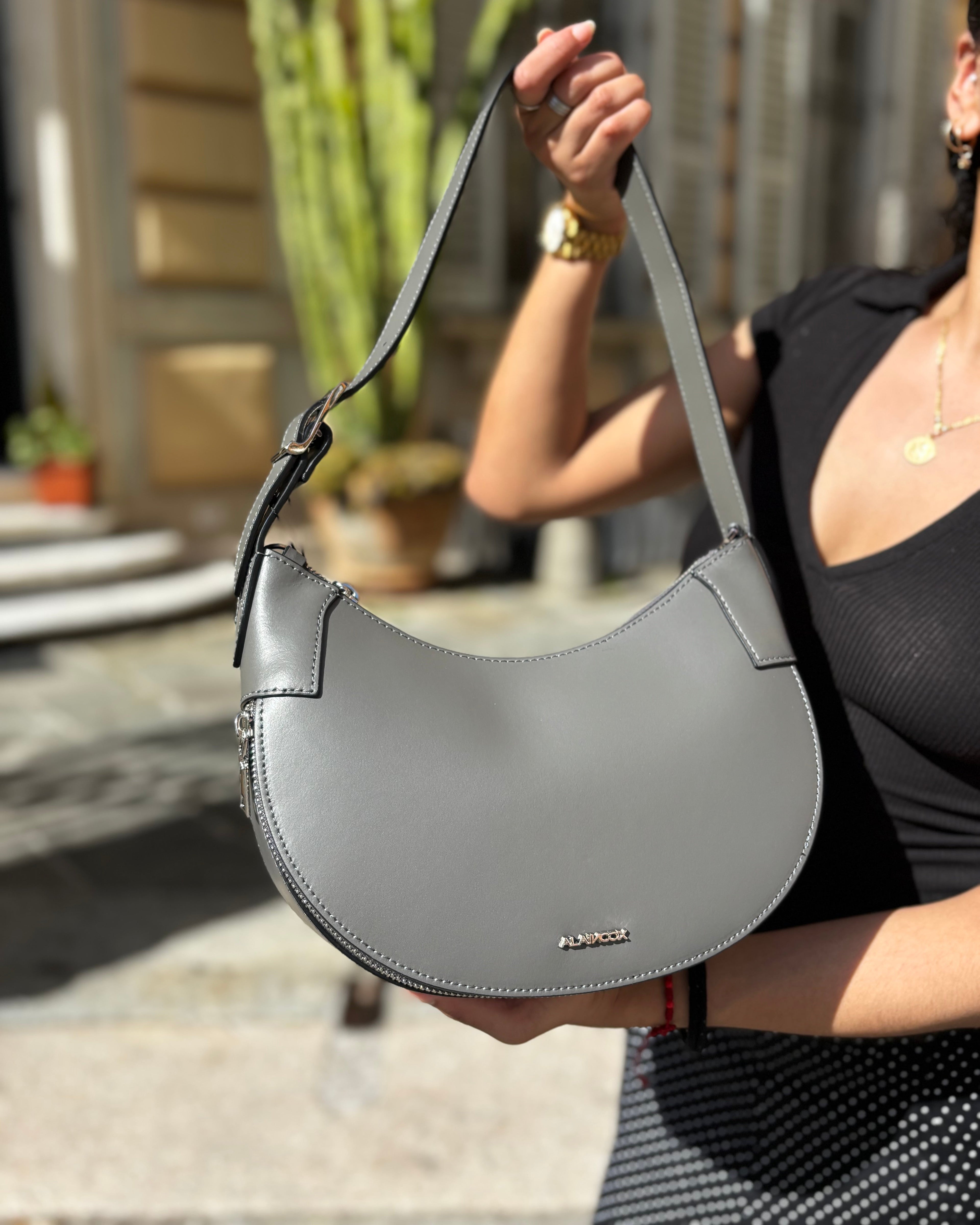 La borsa GINEVRA unisce eleganza e praticità in un design moderno e raffinato. Realizzata in vera pelle liscia, presenta dettagli in acciaio inox argentato e una comoda chiusura con zip. L’interno è completamente foderato e dotato di tasca interna con chiusura a zip, ideale per custodire gli oggetti essenziali. Perfetta da indossare a spalla per completare look casual chic e outfit più eleganti.

Dettagli prodotto:

Vera pelle liscia
Dettagli in acciaio inox argentato
Chiusura con zip
Interno foderato 