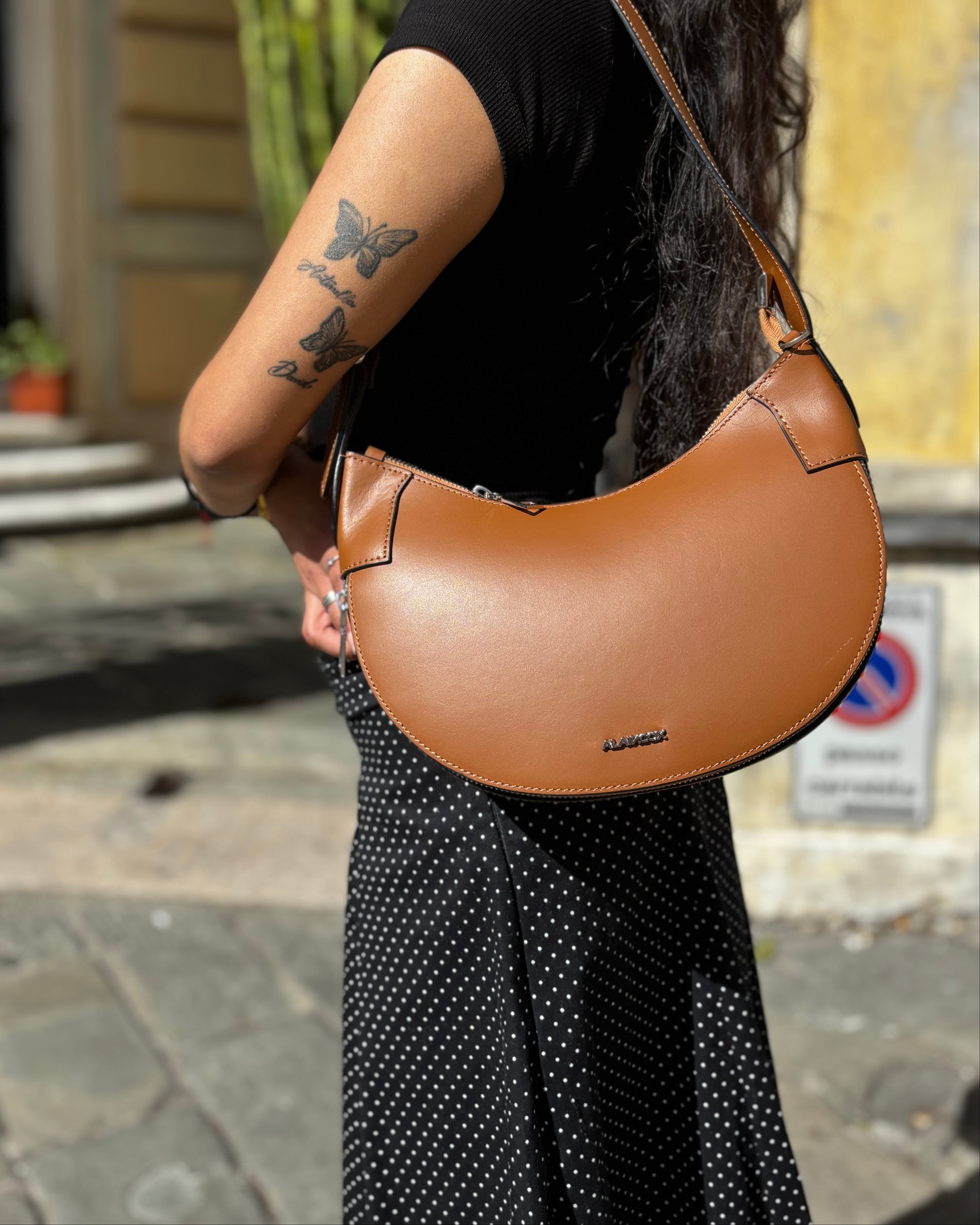La borsa GINEVRA unisce eleganza e praticità in un design moderno e raffinato. Realizzata in vera pelle liscia, presenta dettagli in acciaio inox argentato e una comoda chiusura con zip. L’interno è completamente foderato e dotato di tasca interna con chiusura a zip, ideale per custodire gli oggetti essenziali. Perfetta da indossare a spalla per completare look casual chic e outfit più eleganti.

Dettagli prodotto:

Vera pelle liscia
Dettagli in acciaio inox argentato
Chiusura con zip
Interno foderato 