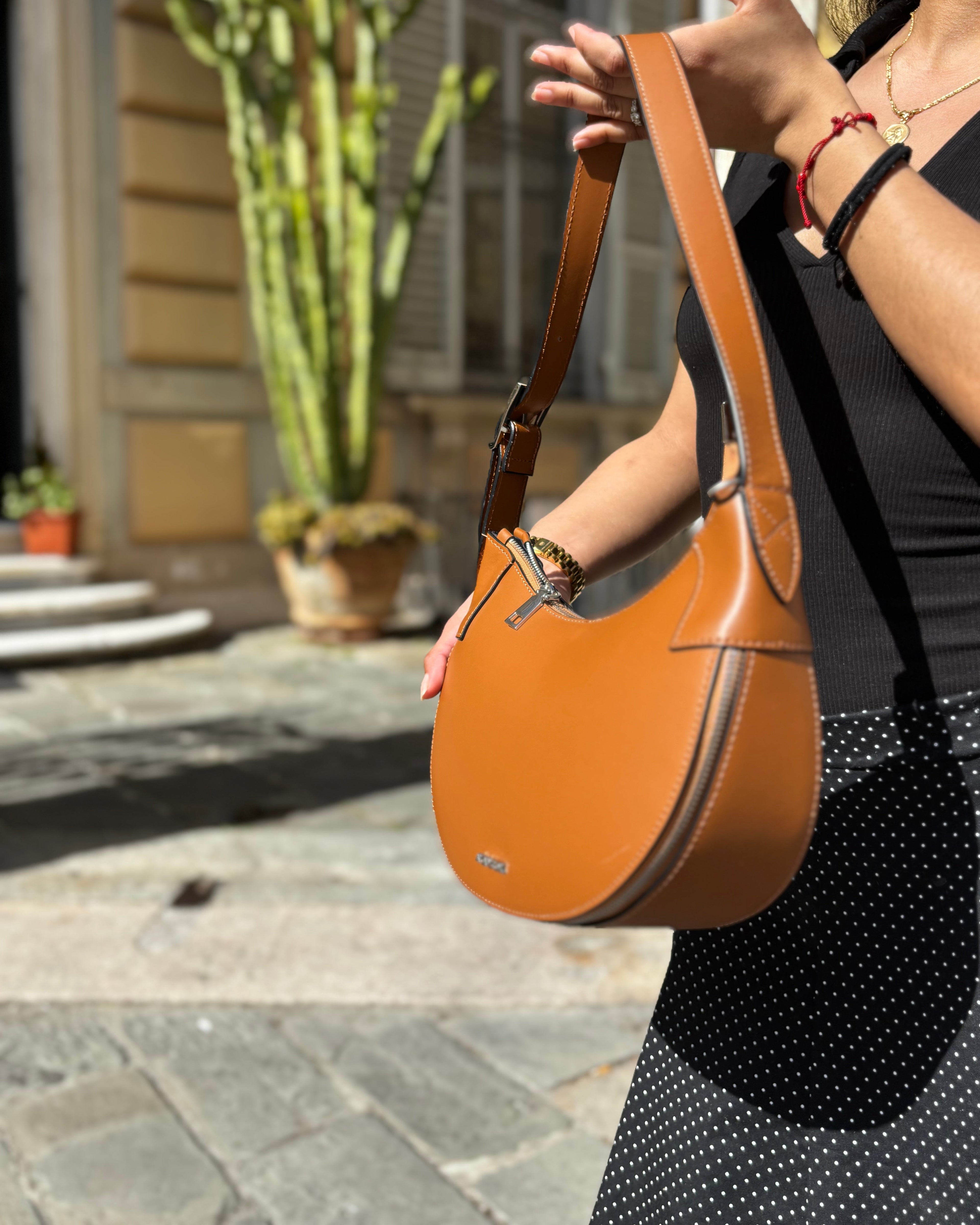La borsa GINEVRA unisce eleganza e praticità in un design moderno e raffinato. Realizzata in vera pelle liscia, presenta dettagli in acciaio inox argentato e una comoda chiusura con zip. L’interno è completamente foderato e dotato di tasca interna con chiusura a zip, ideale per custodire gli oggetti essenziali. Perfetta da indossare a spalla per completare look casual chic e outfit più eleganti.

Dettagli prodotto:

Vera pelle liscia
Dettagli in acciaio inox argentato
Chiusura con zip
Interno foderato 