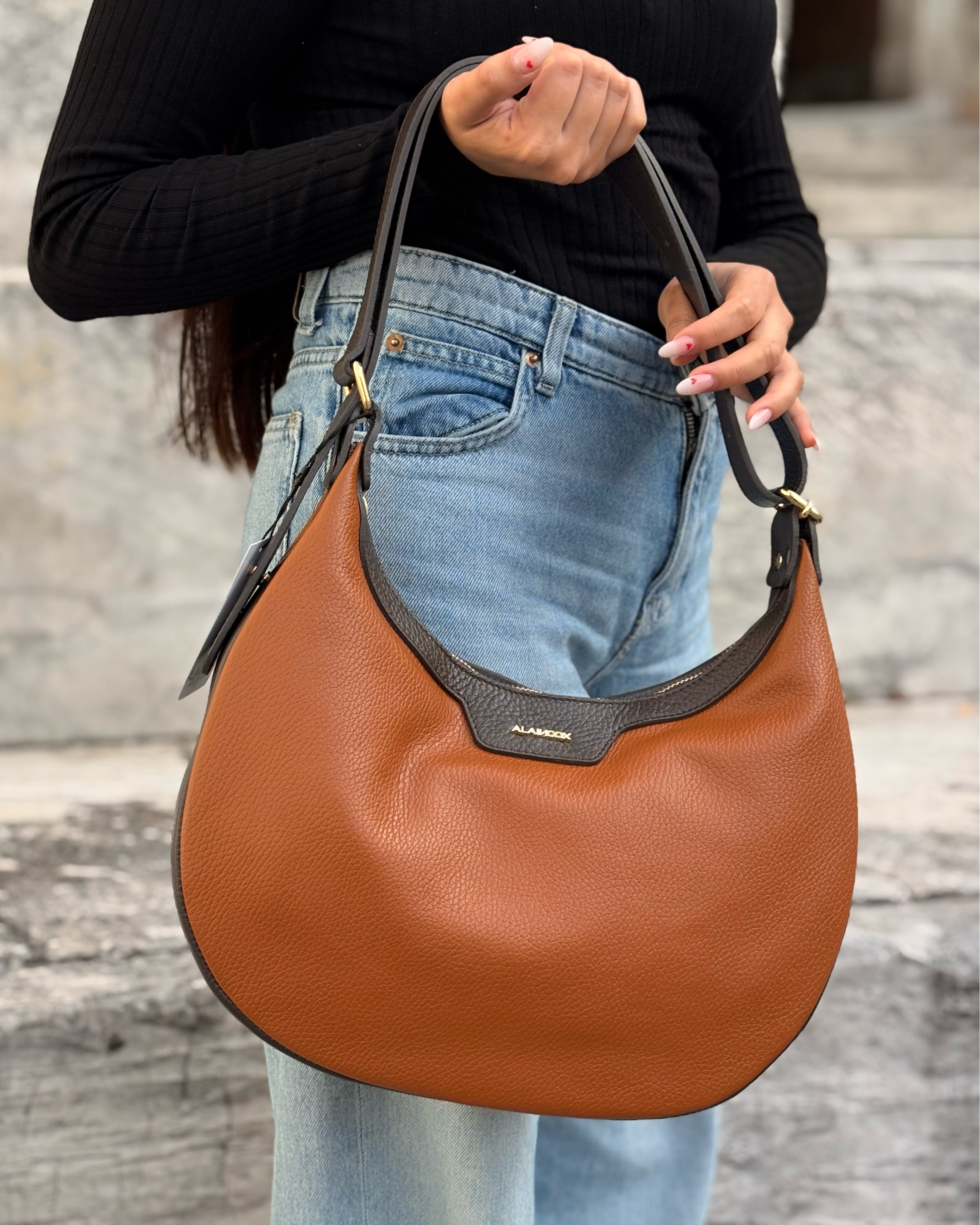 Borsa a spalla mezzaluna Alaincox brand genovese modello Luna 100% vera pelle toscana martellata bicolore cuoio e testa di moro Made in Italy indossata