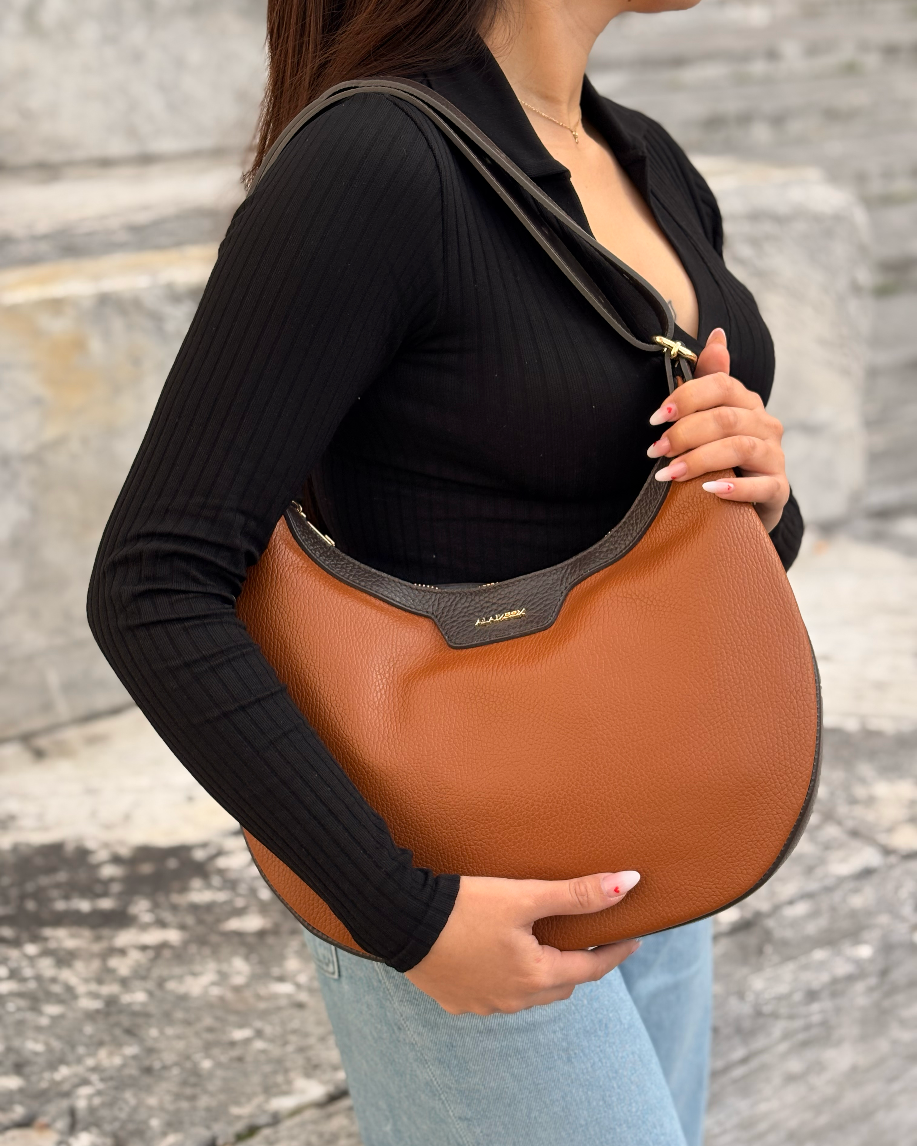 Borsa a spalla mezzaluna Alaincox brand genovese modello Luna 100% vera pelle toscana martellata bicolore cuoio e testa di moro Made in Italy indossata