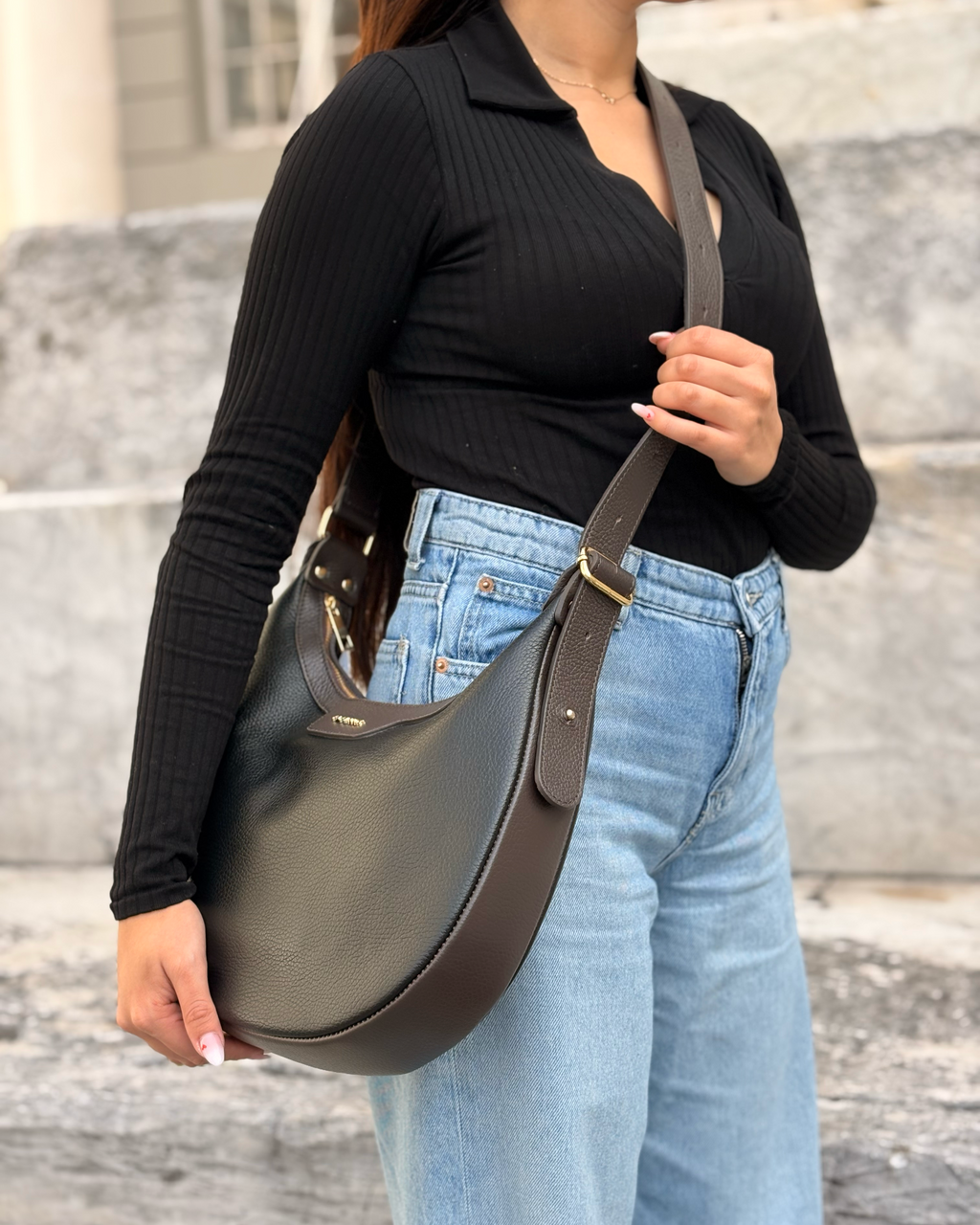 Borsa a spalla mezzaluna Alaincox brand genovese modello Luna 100% vera pelle toscana martellata bicolore nero e testa di moro Made in Italy indossata