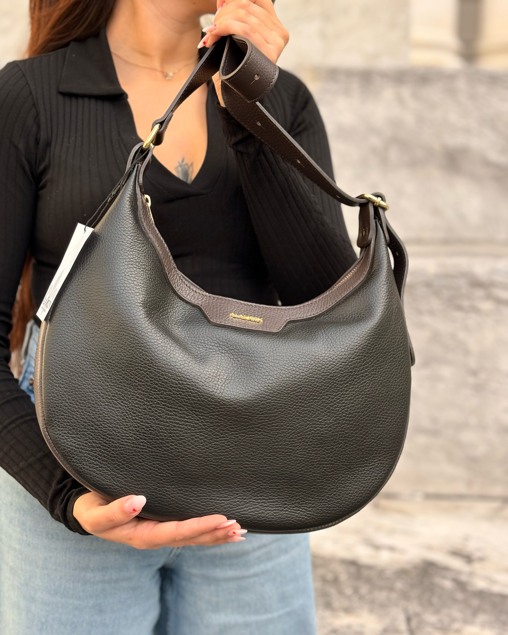 Borsa a spalla mezzaluna Alaincox brand genovese modello Luna 100% vera pelle toscana martellata bicolore nero e testa di moro Made in Italy indossata