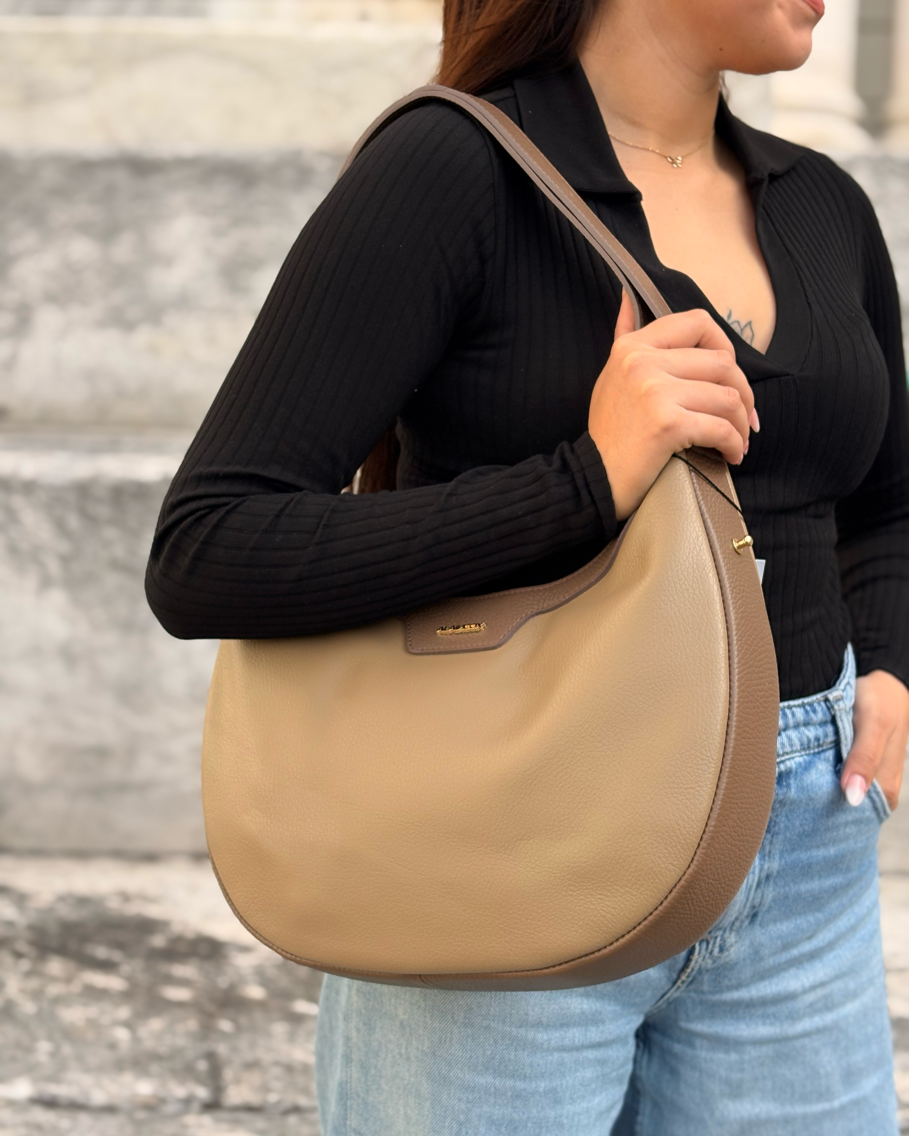 Borsa a spalla mezzaluna Alaincox brand genovese modello Luna 100% vera pelle toscana martellata bicolore taupe Made in Italy indossata