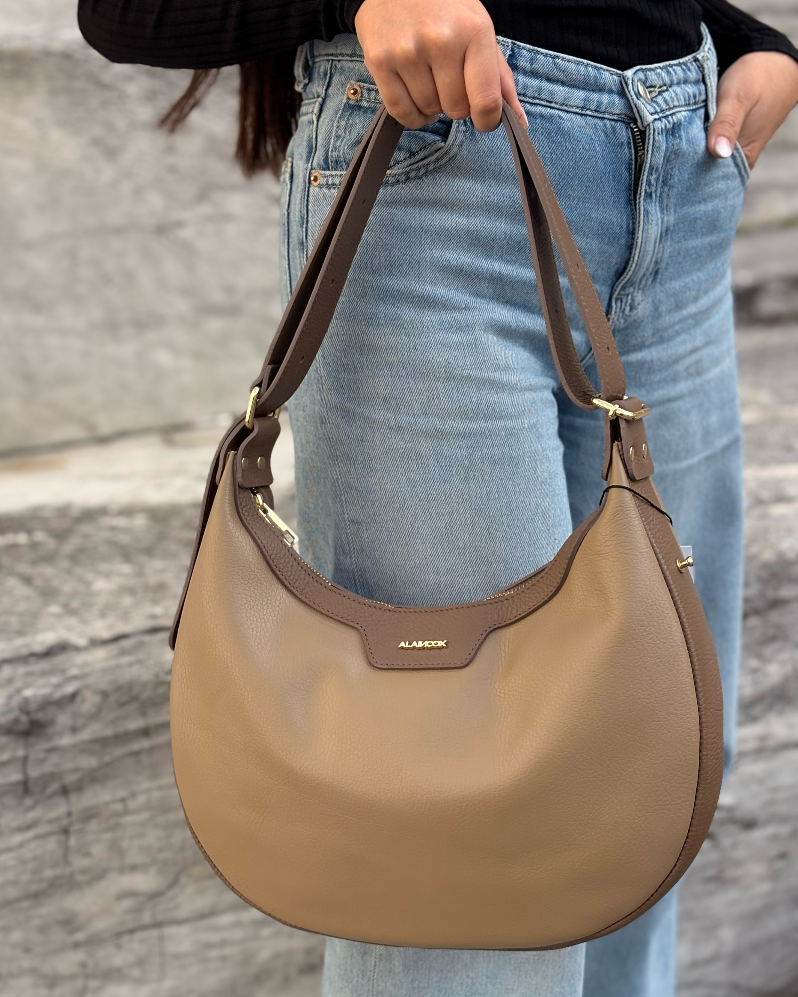 Borsa a spalla mezzaluna Alaincox brand genovese modello Luna 100% vera pelle toscana martellata bicolore taupe Made in Italy indossata