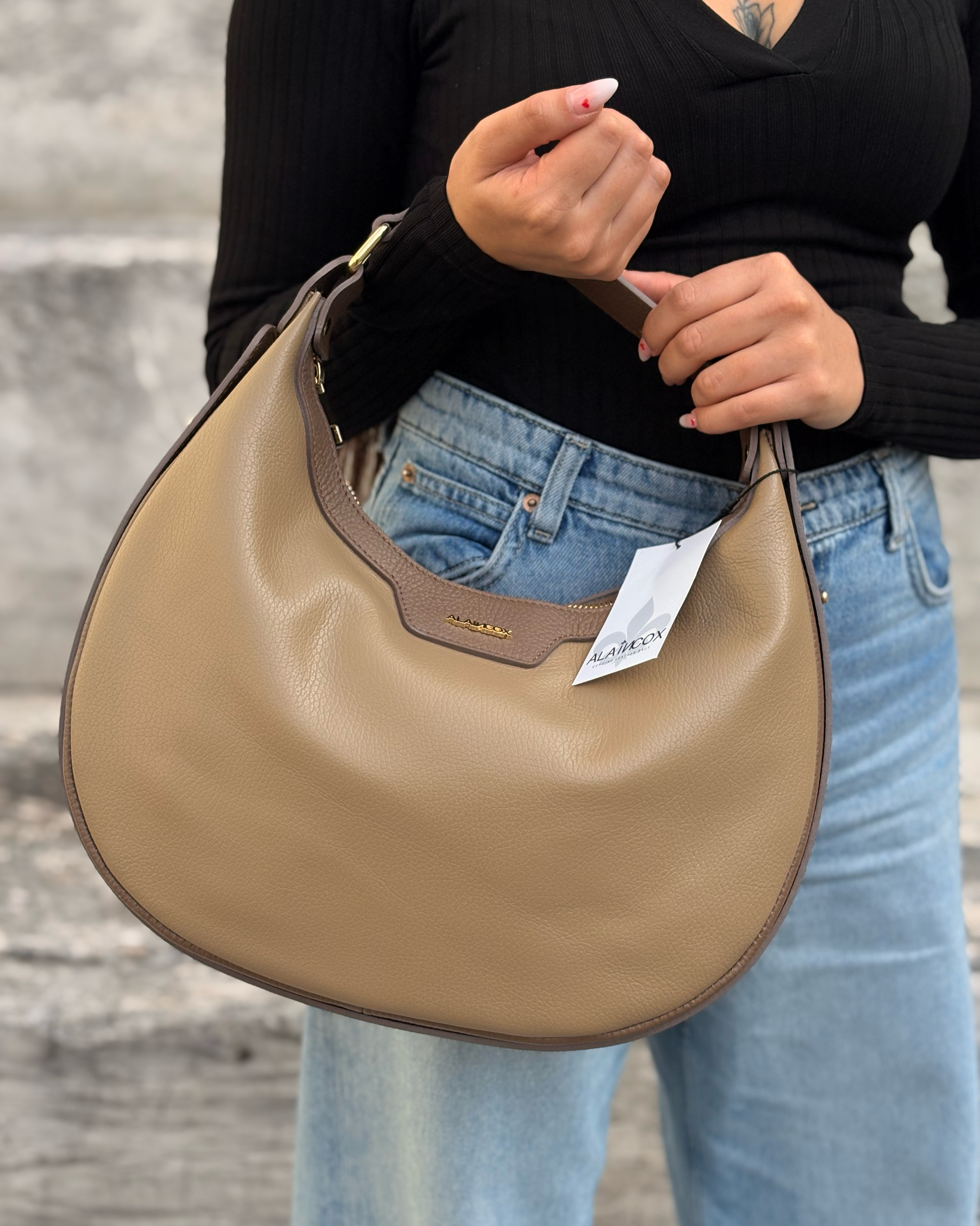 Borsa a spalla mezzaluna Alaincox brand genovese modello Luna 100% vera pelle toscana martellata bicolore taupe Made in Italy indossata