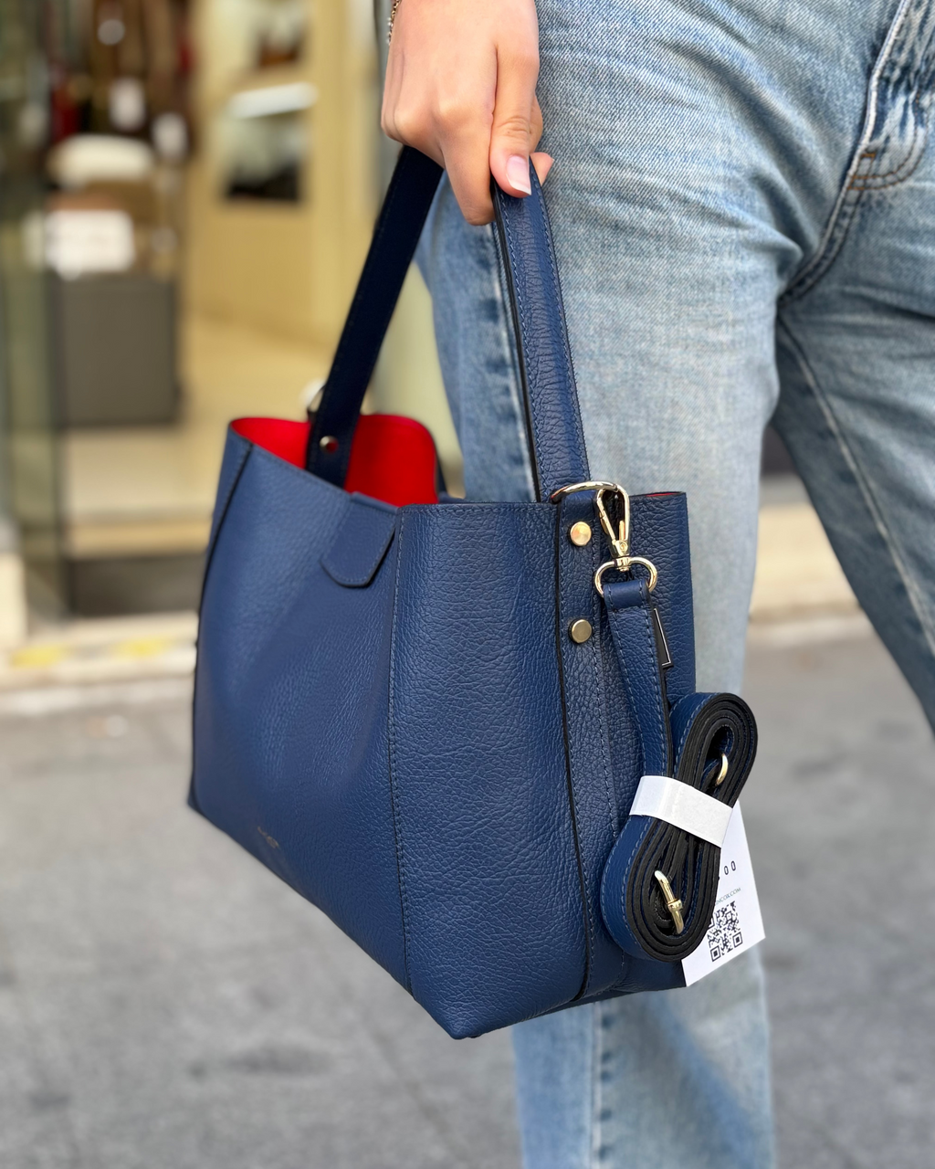 Borsa melina da donna in vera pelle martellata made in italy, colore blu, firmata Alaincox, negozio di Genova, con pochette interna con zip, tracolla regolabile e dettagli in acciaio dorato, elegante e capiente per uso quotidiano.
