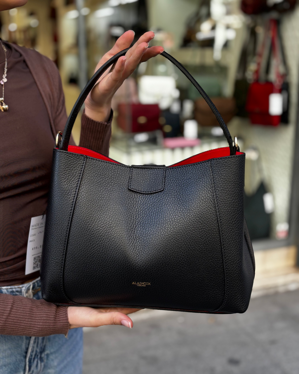 Borsa melina da donna in vera pelle martellata made in italy, colore nero, firmata Alaincox, negozio di Genova, con pochette interna con zip, tracolla regolabile e dettagli in acciaio dorato, elegante e capiente per uso quotidiano.