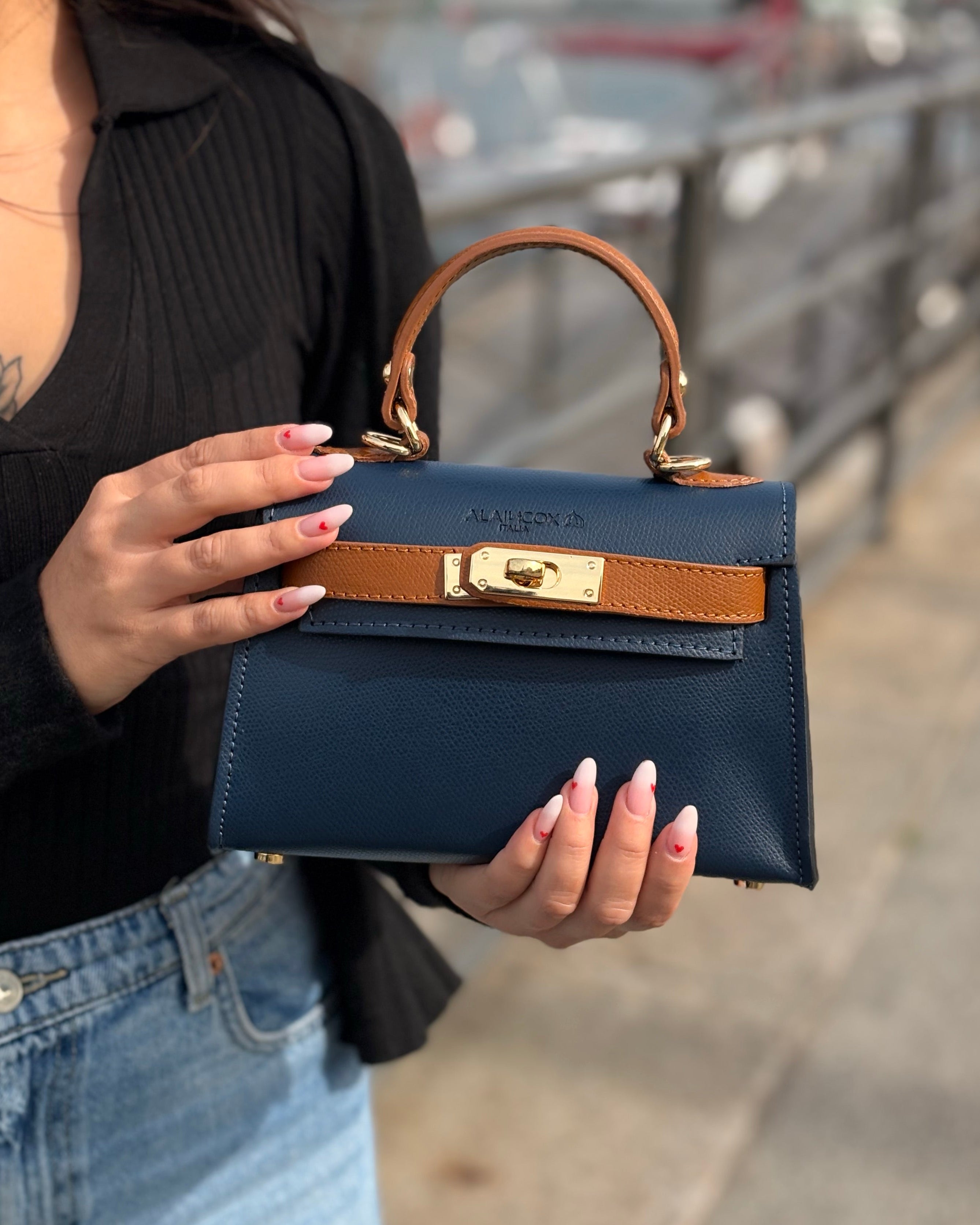 Borsa a mano Alaincox brand genovese modello Mini Kelly 100% vera pelle toscana martellata bicolore blu cuoio Made in Italy indossata