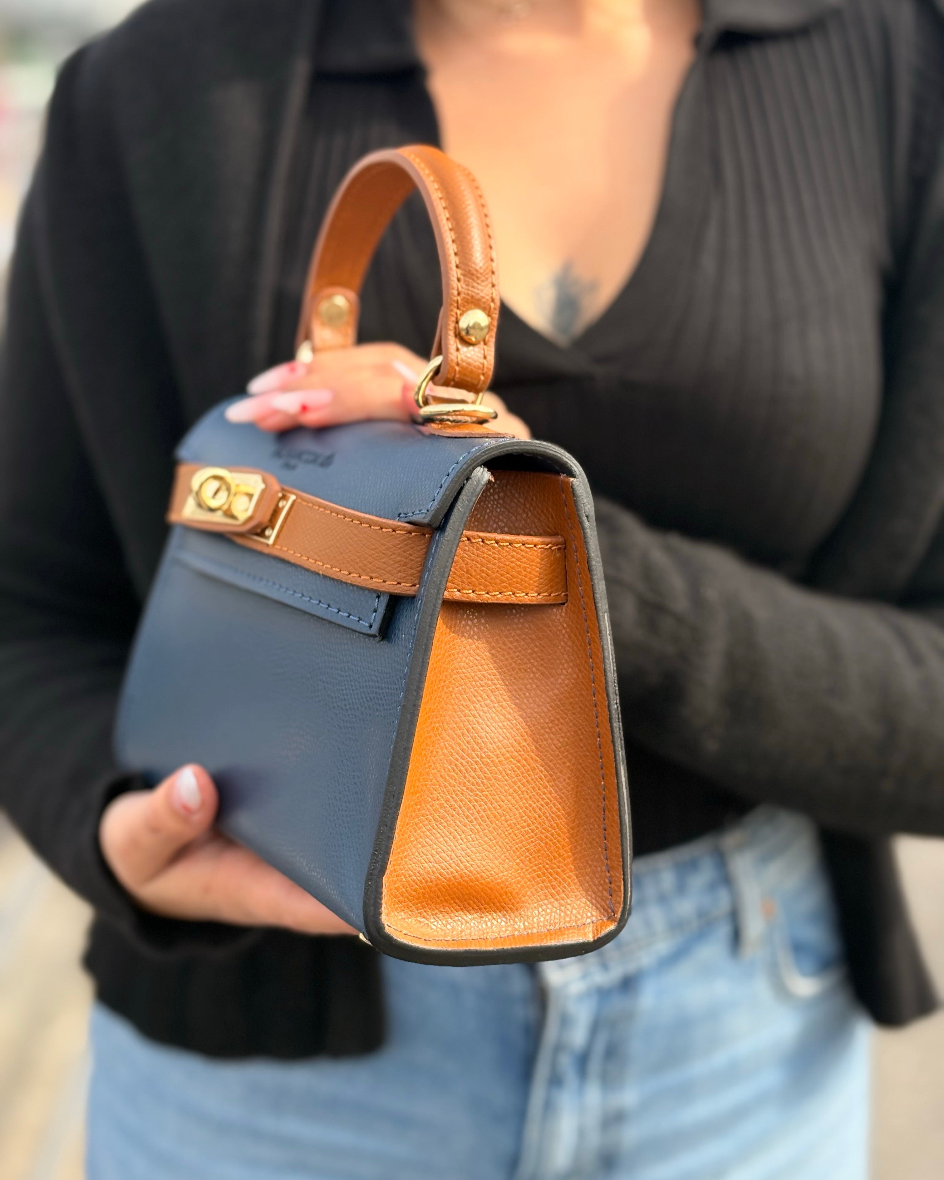 Borsa a mano Alaincox brand genovese modello Mini Kelly 100% vera pelle toscana martellata colore blu cuoio Made in Italy indossata