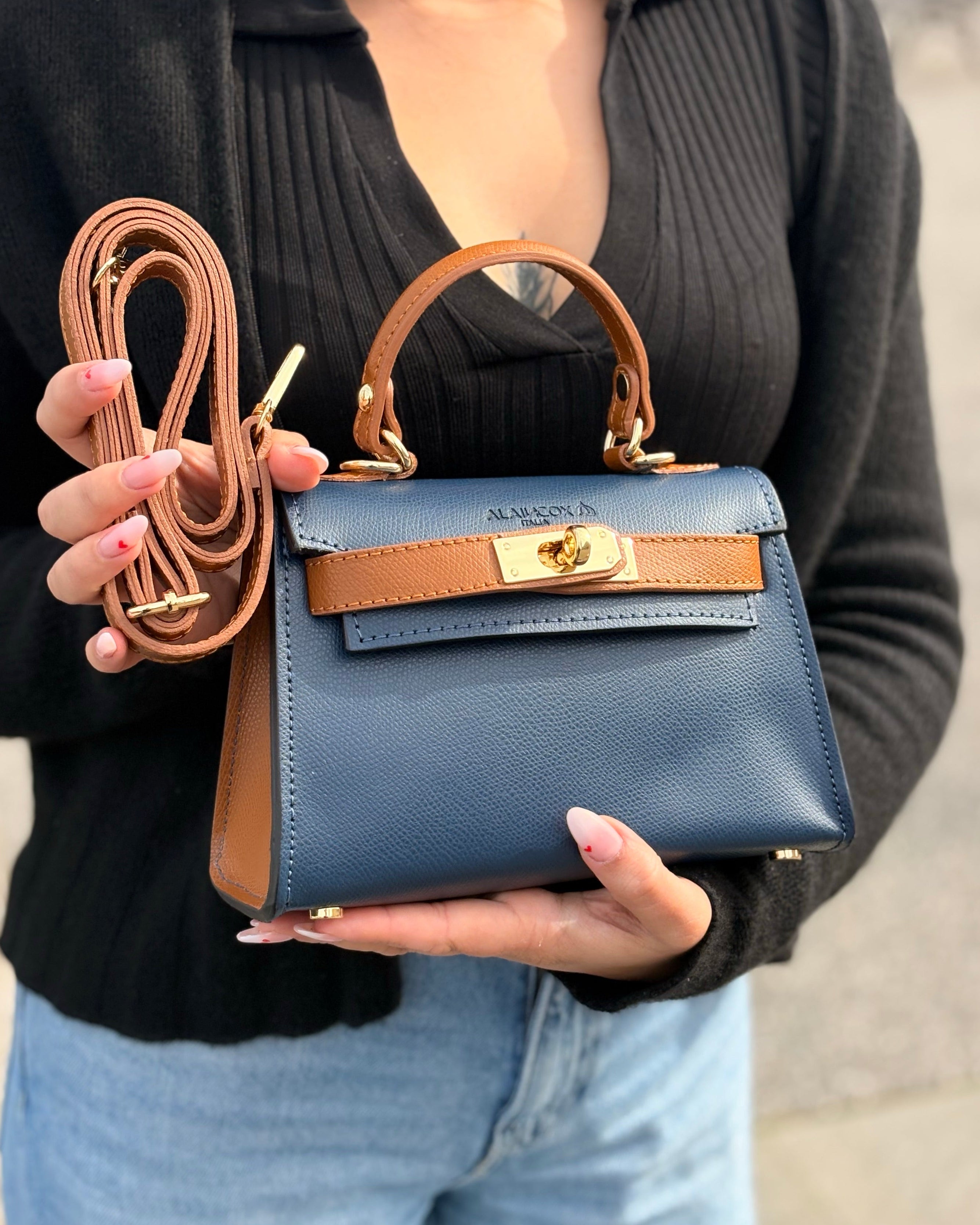 Borsa a mano Alaincox brand genovese modello Mini Kelly 100% vera pelle toscana martellata colore blu cuoio Made in Italy indossata