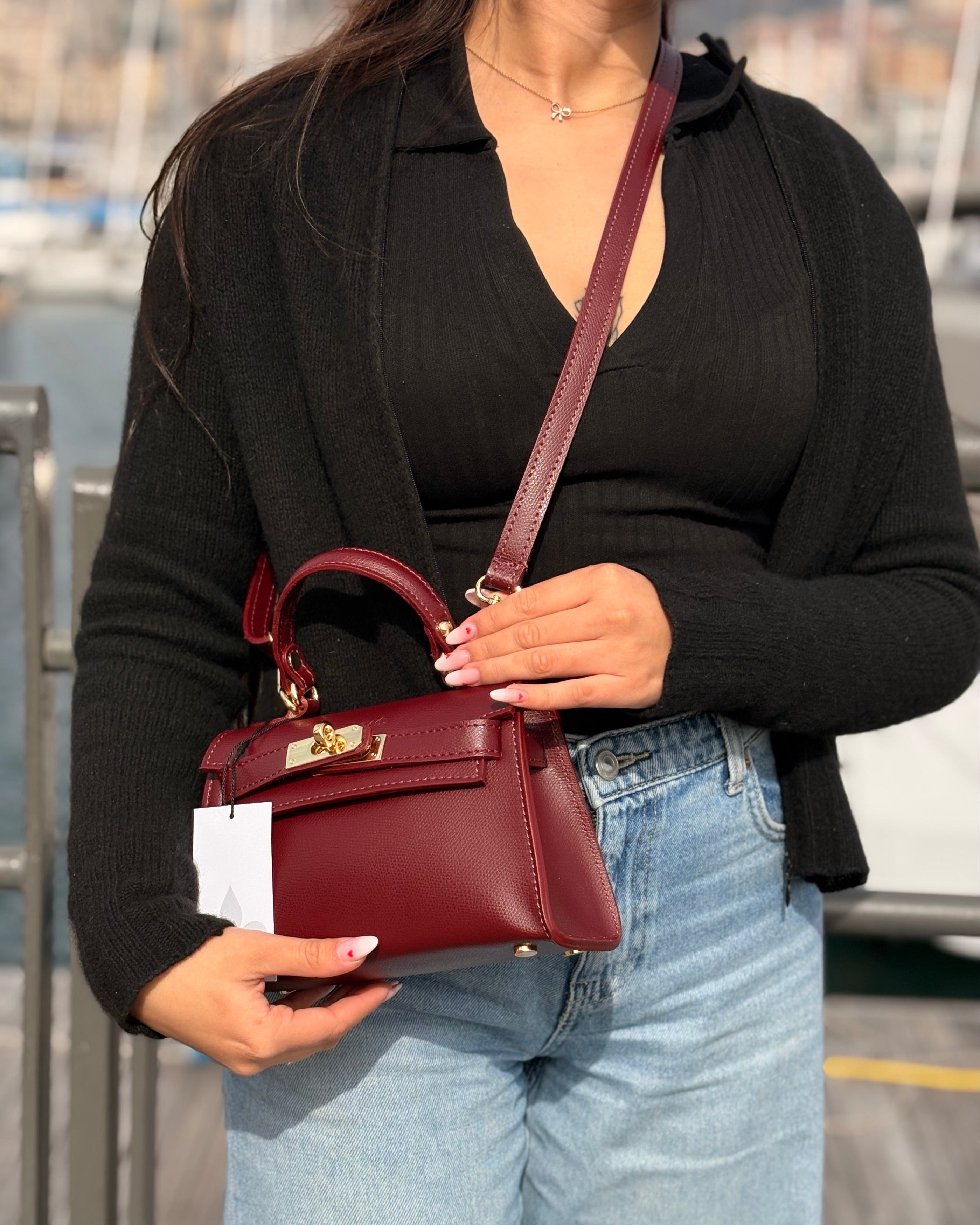 Borsa a mano Alaincox brand genovese modello Mini Kelly 100% vera pelle toscana martellata colore bordeaux Made in Italy indossata