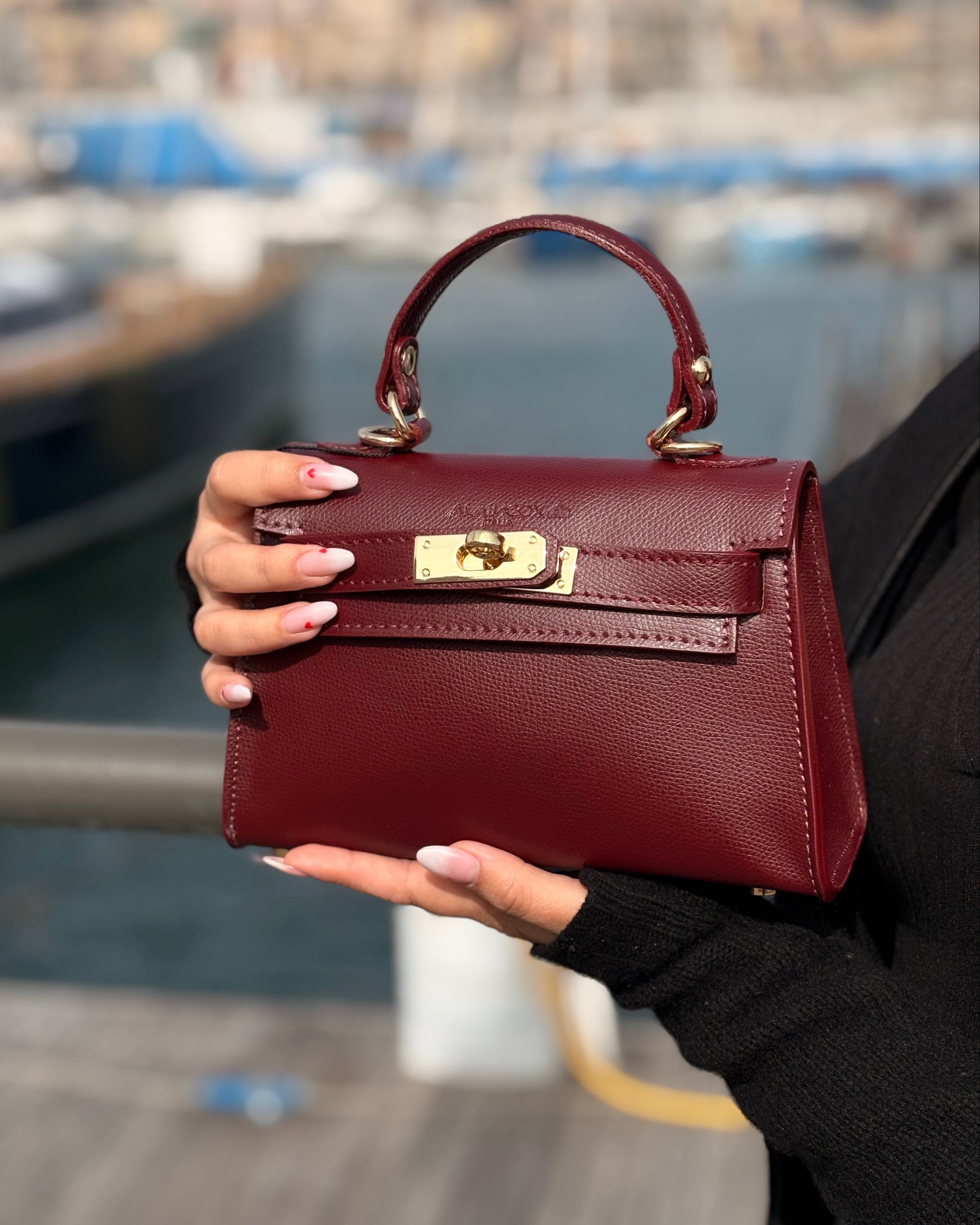 Borsa a mano Alaincox brand genovese modello Mini Kelly 100% vera pelle toscana martellata colore bordeaux Made in Italy indossata