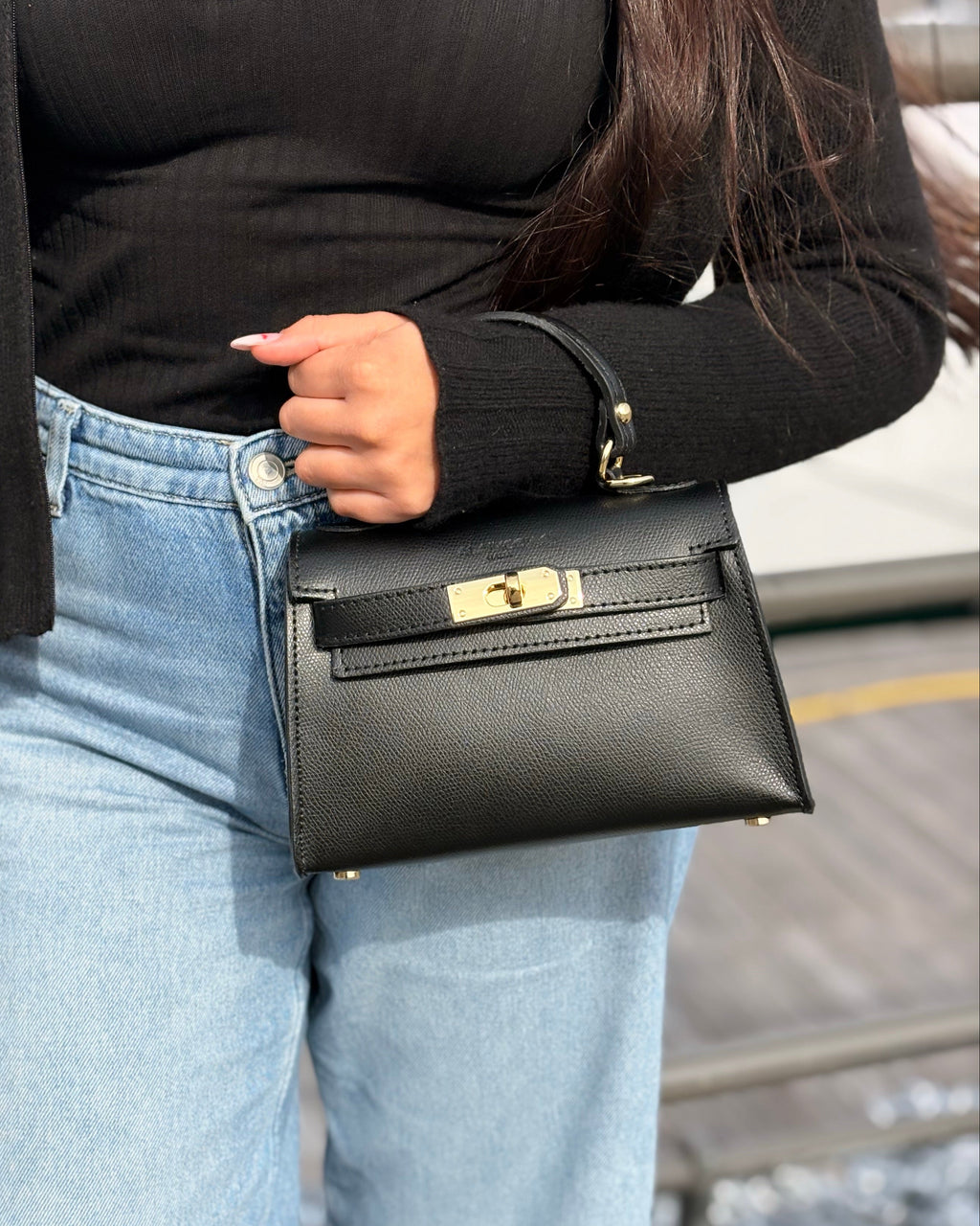 Borsa a mano Alaincox brand genovese modello Mini Kelly 100% vera pelle toscana martellata colore nero Made in Italy indossata