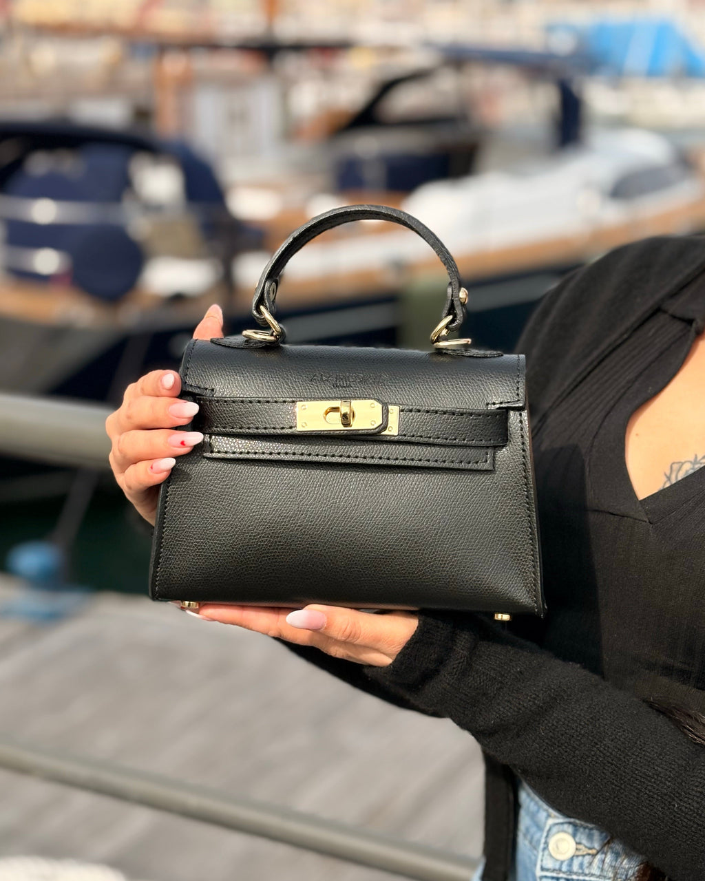 Borsa a mano Alaincox brand genovese modello Mini Kelly 100% vera pelle toscana martellata colore nero Made in Italy indossata