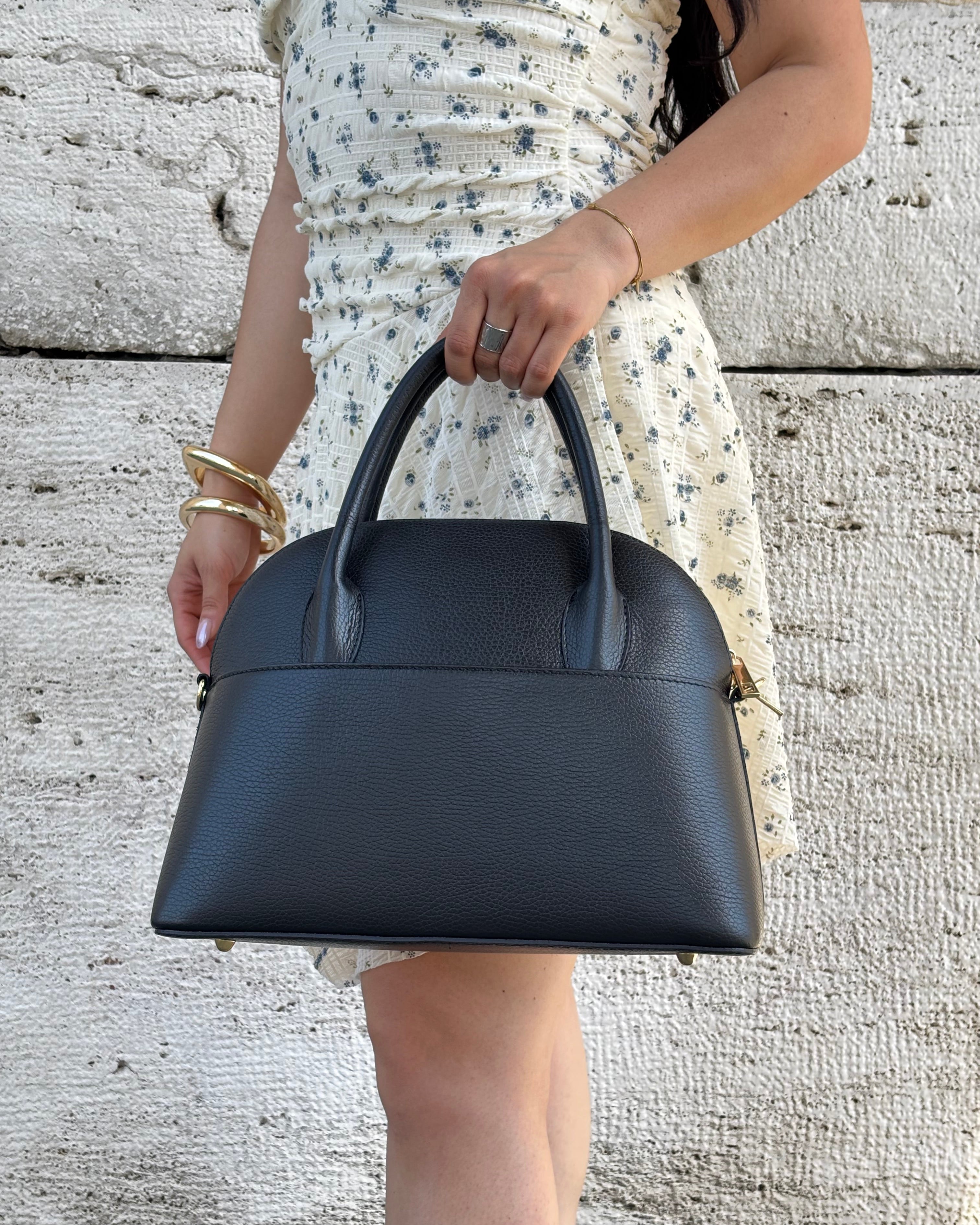 Borsa MONEGLIA in vera pelle martellata Made in Italy firmata ALAINCOX. Elegante, capiente e versatile, con dettagli dorati, tracolla regolabile e chiusura zip. Scopri la qualità artigianale italiana nella boutique ALAINCOX Genova Via di Fossatello. Perfetta per un look chic e quotidiano.