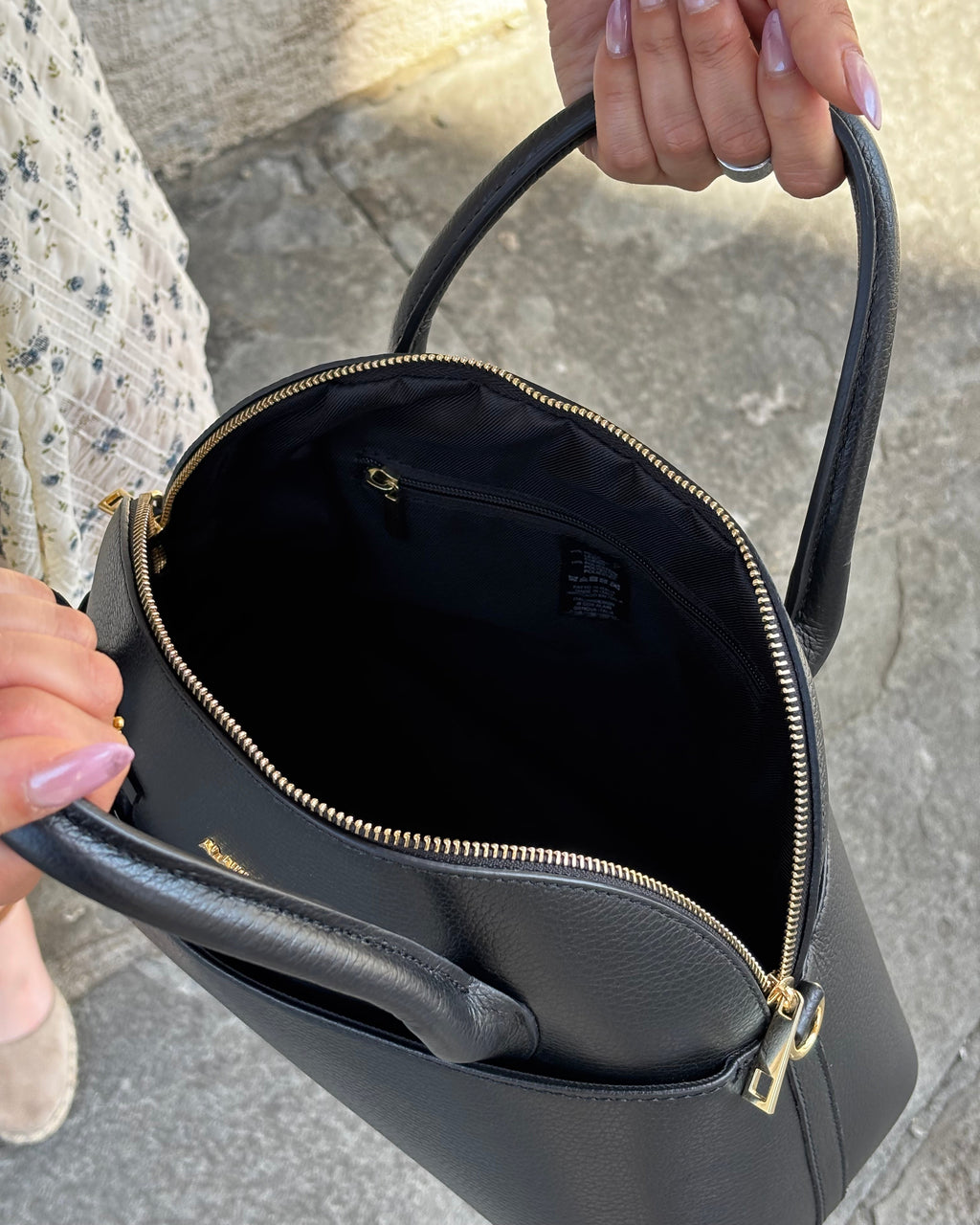 Borsa MONEGLIA in vera pelle martellata Made in Italy firmata ALAINCOX. Elegante, capiente e versatile, con dettagli dorati, tracolla regolabile e chiusura zip. Scopri la qualità artigianale italiana nella boutique ALAINCOX Genova Via di Fossatello. Perfetta per un look chic e quotidiano.