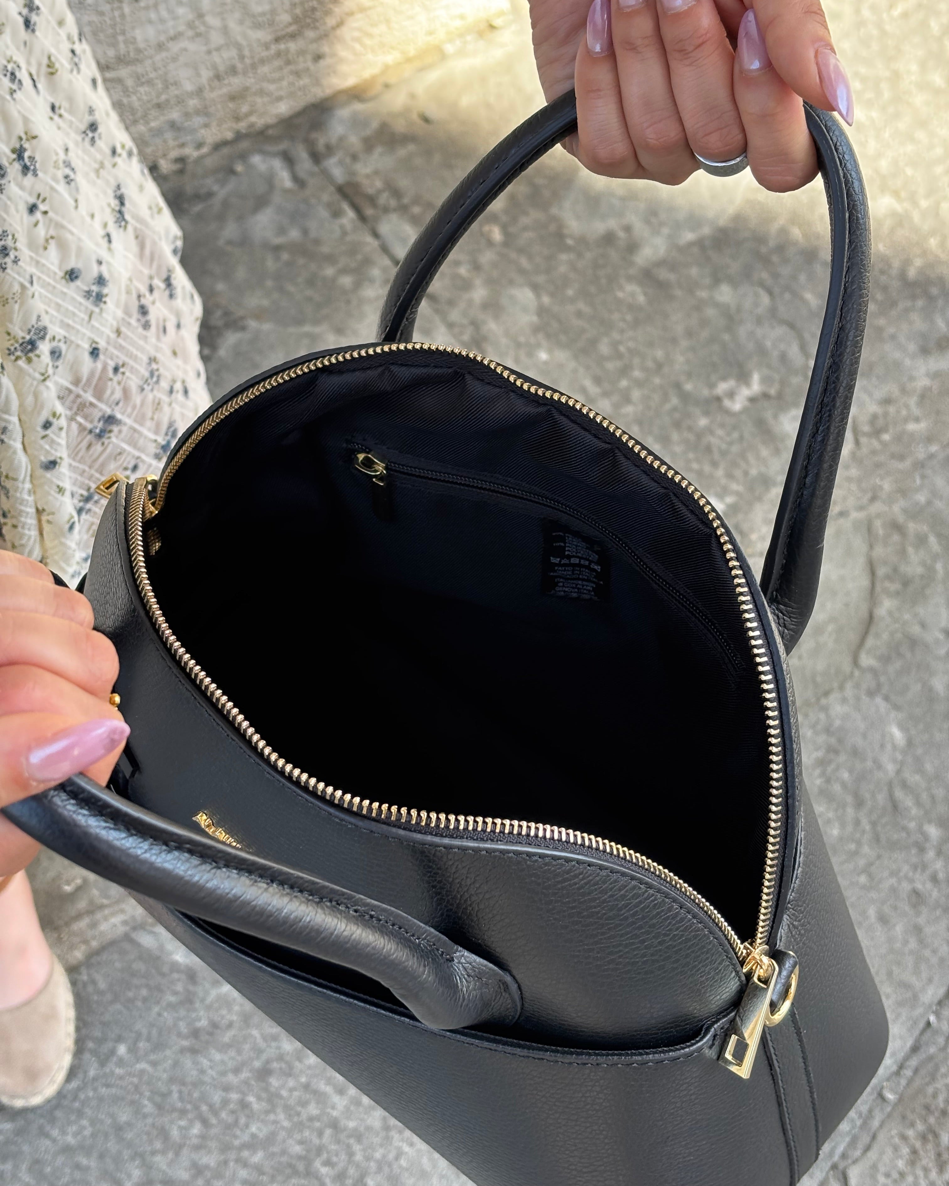 Borsa MONEGLIA in vera pelle martellata Made in Italy firmata ALAINCOX. Elegante, capiente e versatile, con dettagli dorati, tracolla regolabile e chiusura zip. Scopri la qualità artigianale italiana nella boutique ALAINCOX Genova Via di Fossatello. Perfetta per un look chic e quotidiano.