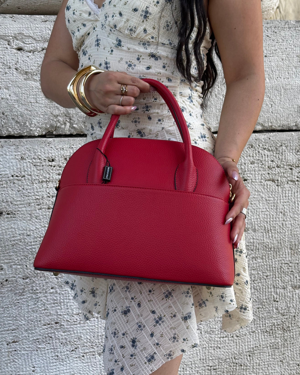 Borsa MONEGLIA in vera pelle martellata Made in Italy firmata ALAINCOX. Elegante, capiente e versatile, con dettagli dorati, tracolla regolabile e chiusura zip. Scopri la qualità artigianale italiana nella boutique ALAINCOX Genova Via di Fossatello. Perfetta per un look chic e quotidiano.