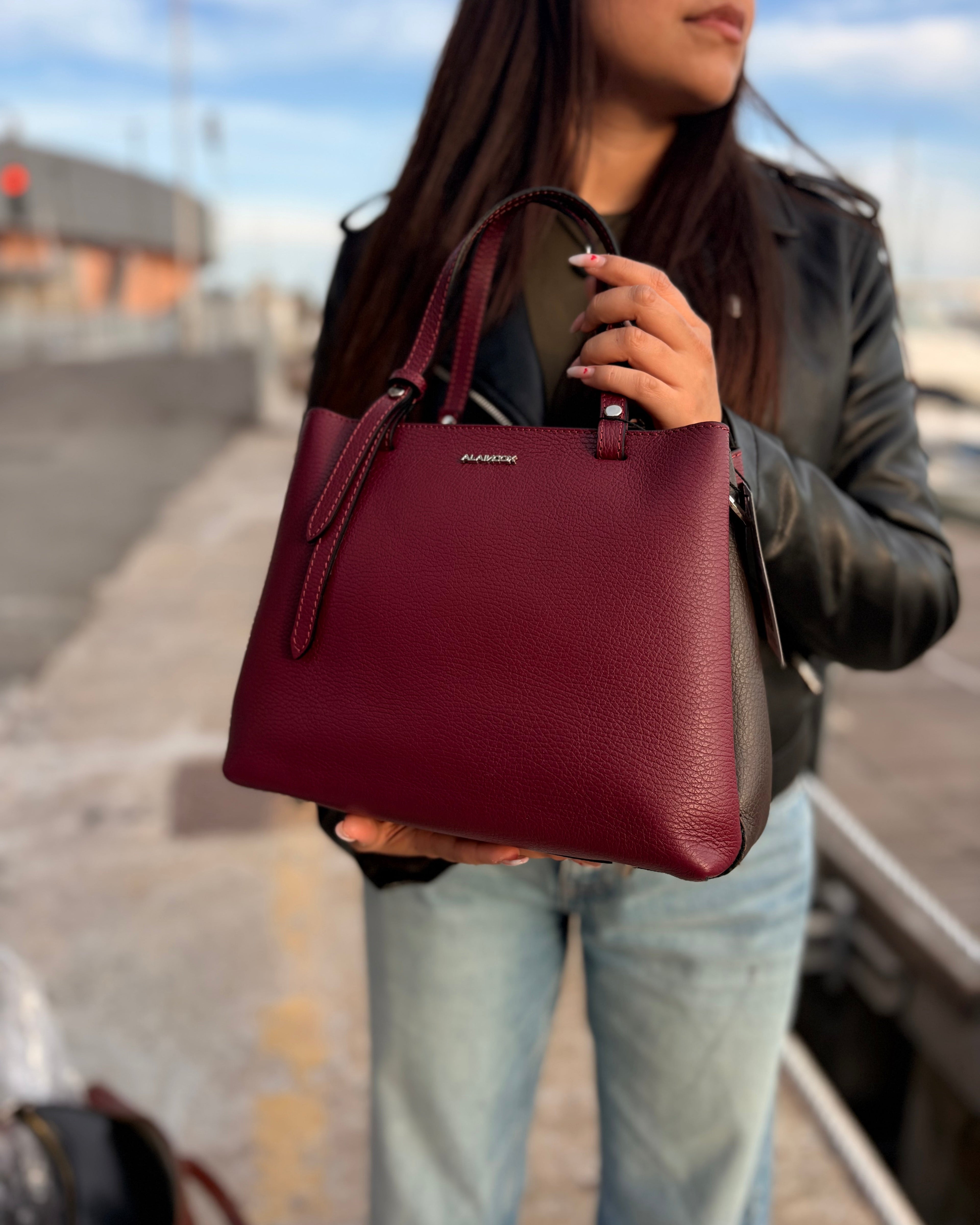 Borsa PARIS in vera pelle martellata – Made in Italy

La borsa PARIS è realizzata in 100% vera pelle martellata, con eleganti dettagli in acciaio inox dorato. Versatile e pratica, può essere indossata a mano o a tracolla grazie alla tracolla regolabile in pelle.

Dotata di pochette interna con cerniera che divide lo spazio in due scomparti, è disponibile in varianti bicolore: nero/marrone, bordeaux/testa di moro e marrone/nero.

Interamente prodotta in Italia, è disponibile anche nel nostro negozio a Genova