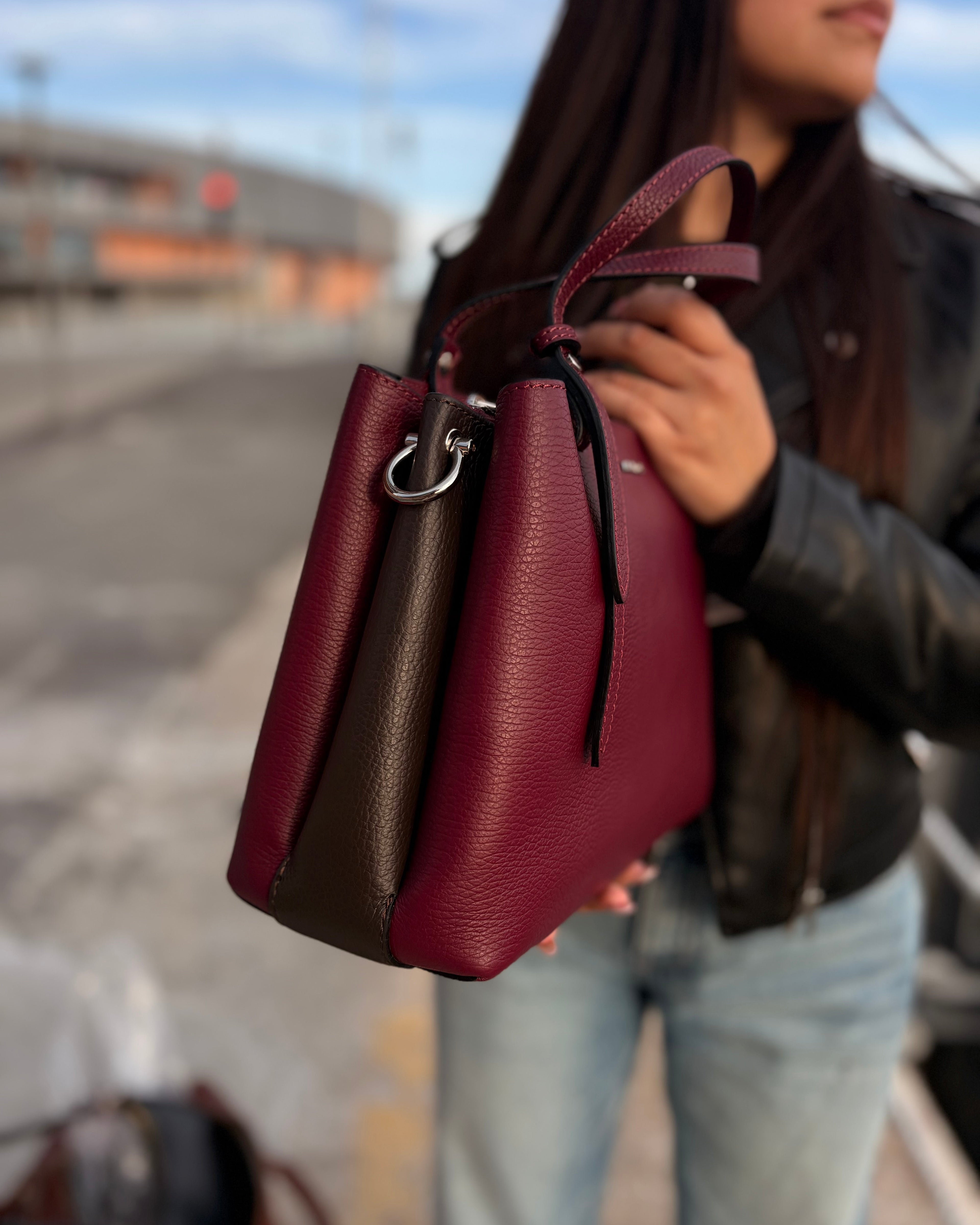 Borsa PARIS in vera pelle martellata – Made in Italy

La borsa PARIS è realizzata in 100% vera pelle martellata, con eleganti dettagli in acciaio inox dorato. Versatile e pratica, può essere indossata a mano o a tracolla grazie alla tracolla regolabile in pelle.

Dotata di pochette interna con cerniera che divide lo spazio in due scomparti, è disponibile in varianti bicolore: nero/marrone, bordeaux/testa di moro e marrone/nero.

Interamente prodotta in Italia, è disponibile anche nel nostro negozio a Genova