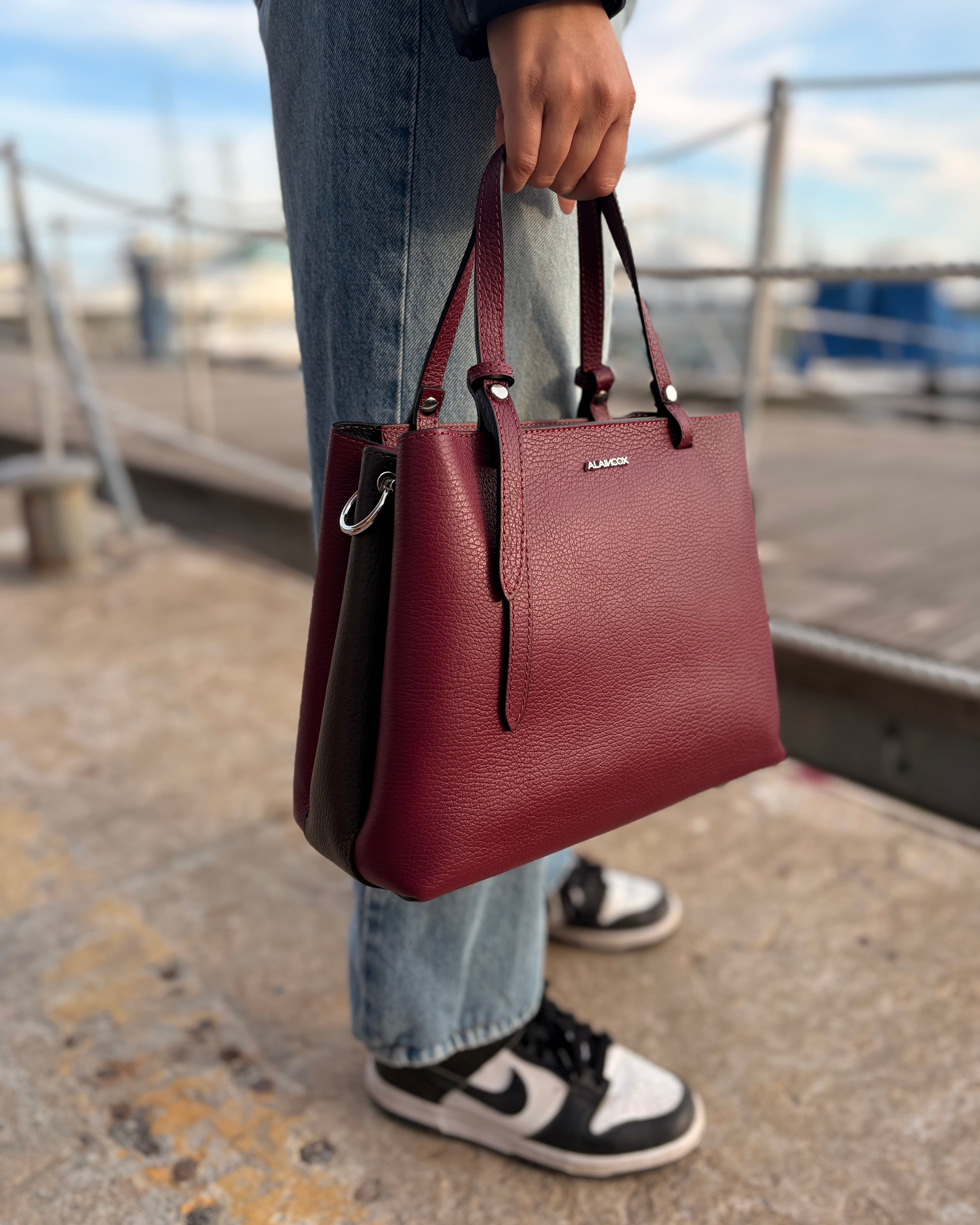 Borsa PARIS in vera pelle martellata – Made in Italy

La borsa PARIS è realizzata in 100% vera pelle martellata, con eleganti dettagli in acciaio inox dorato. Versatile e pratica, può essere indossata a mano o a tracolla grazie alla tracolla regolabile in pelle.

Dotata di pochette interna con cerniera che divide lo spazio in due scomparti, è disponibile in varianti bicolore: nero/marrone, bordeaux/testa di moro e marrone/nero.

Interamente prodotta in Italia, è disponibile anche nel nostro negozio a Genova