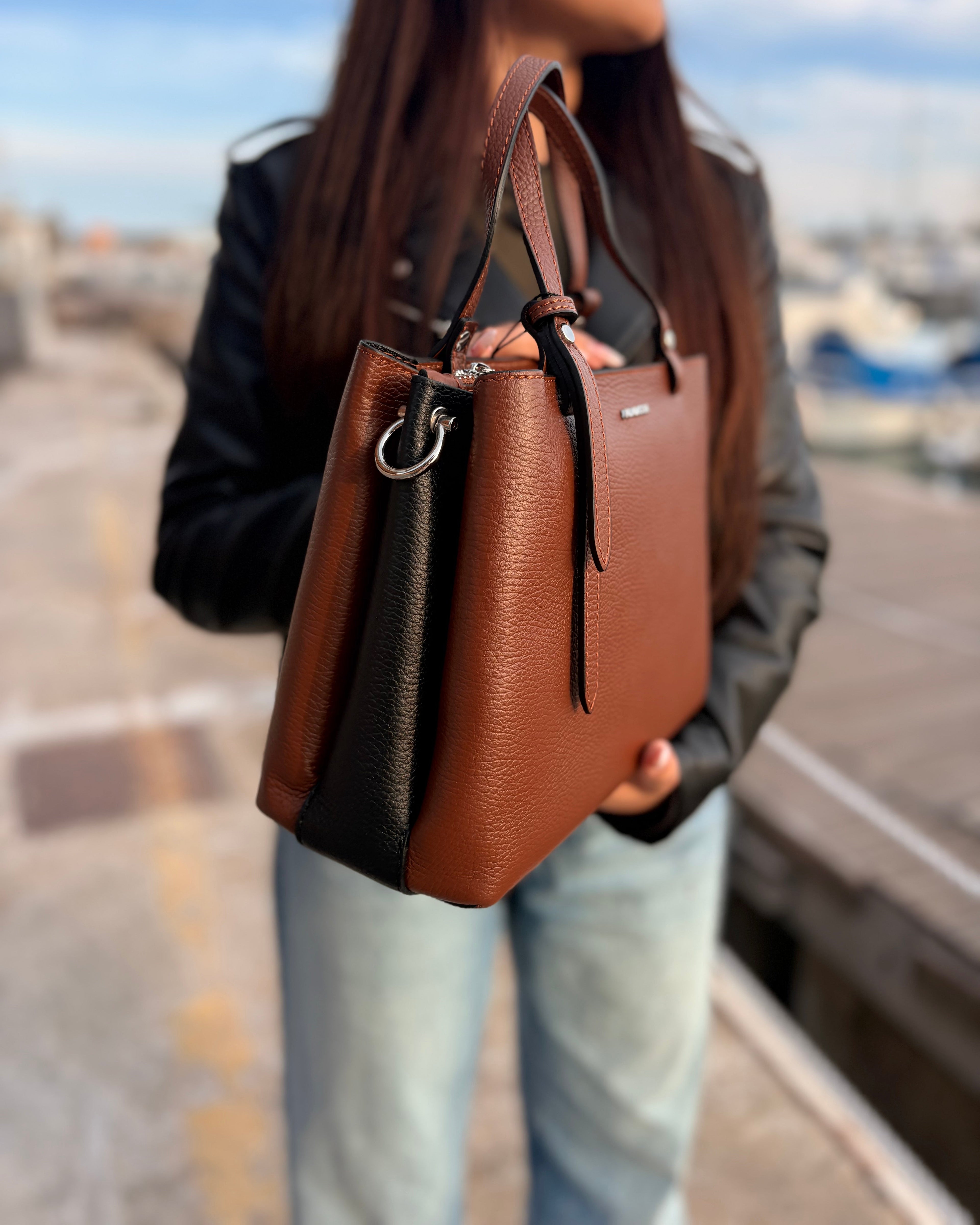 Borsa PARIS in vera pelle martellata – Made in Italy

La borsa PARIS è realizzata in 100% vera pelle martellata, con eleganti dettagli in acciaio inox dorato. Versatile e pratica, può essere indossata a mano o a tracolla grazie alla tracolla regolabile in pelle.

Dotata di pochette interna con cerniera che divide lo spazio in due scomparti, è disponibile in varianti bicolore: nero/marrone, bordeaux/testa di moro e marrone/nero.

Interamente prodotta in Italia, è disponibile anche nel nostro negozio a Genova