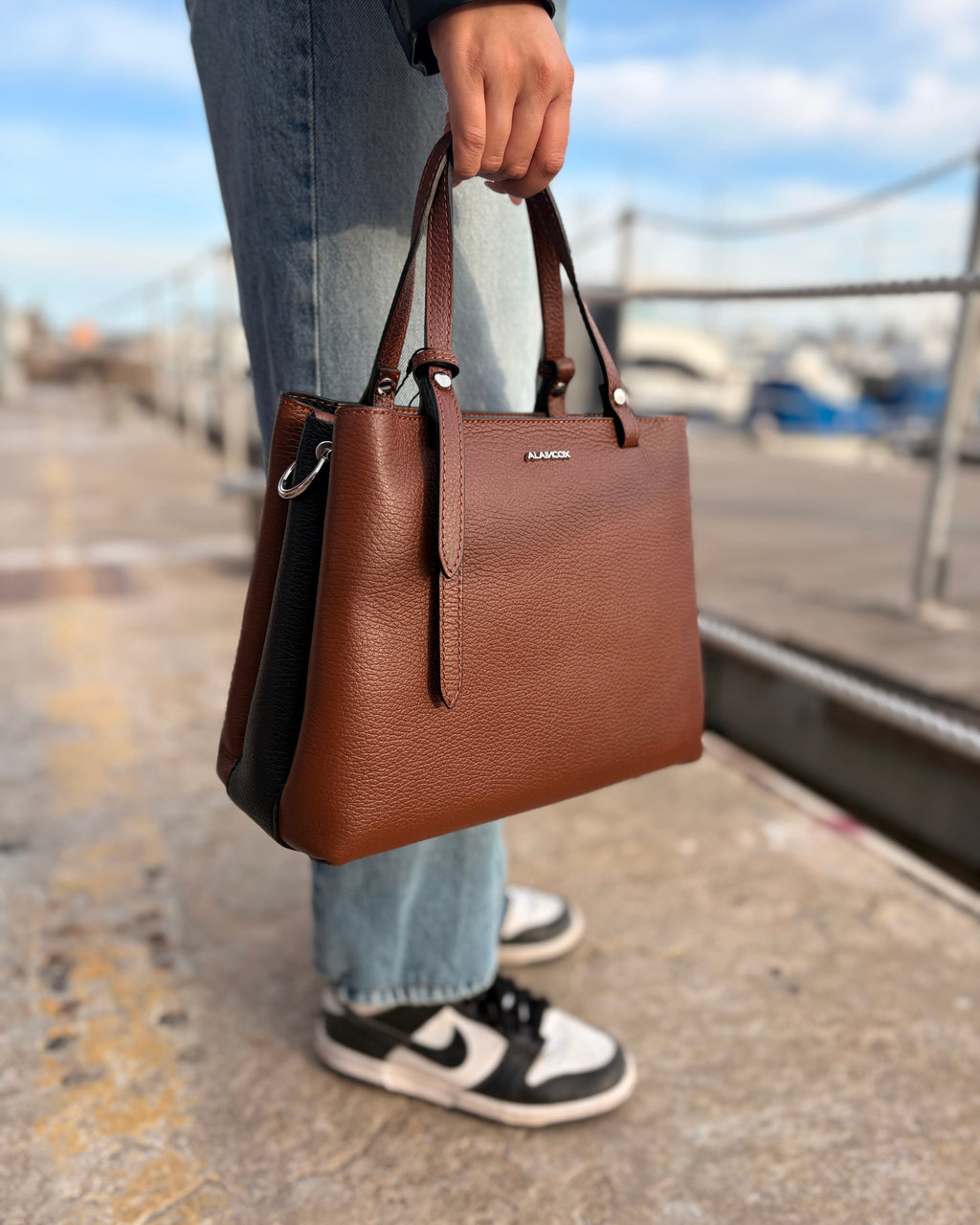 Borsa PARIS in vera pelle martellata – Made in Italy

La borsa PARIS è realizzata in 100% vera pelle martellata, con eleganti dettagli in acciaio inox dorato. Versatile e pratica, può essere indossata a mano o a tracolla grazie alla tracolla regolabile in pelle.

Dotata di pochette interna con cerniera che divide lo spazio in due scomparti, è disponibile in varianti bicolore: nero/marrone, bordeaux/testa di moro e marrone/nero.

Interamente prodotta in Italia, è disponibile anche nel nostro negozio a Genova