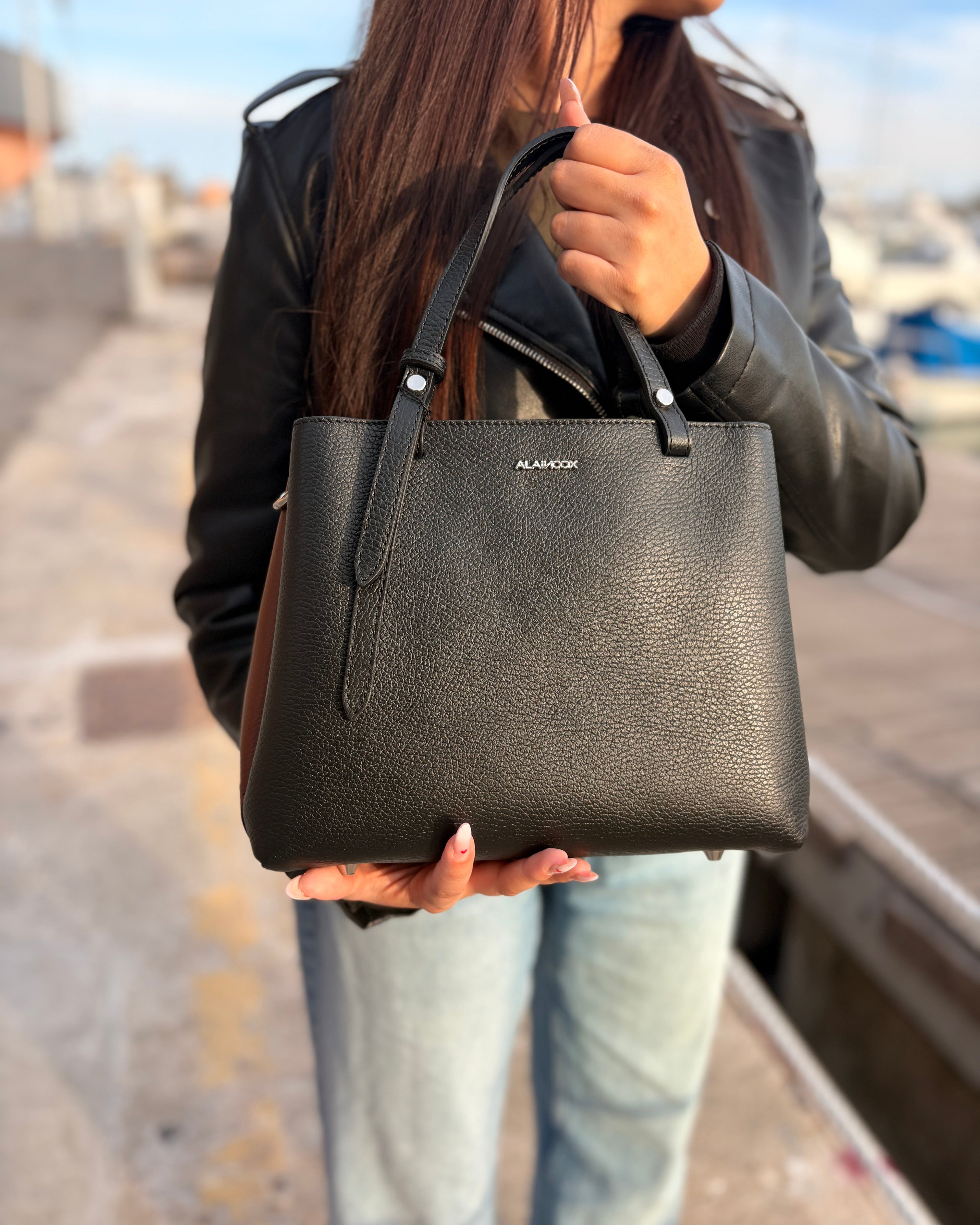 Borsa PARIS in vera pelle martellata – Made in Italy

La borsa PARIS è realizzata in 100% vera pelle martellata, con eleganti dettagli in acciaio inox dorato. Versatile e pratica, può essere indossata a mano o a tracolla grazie alla tracolla regolabile in pelle.

Dotata di pochette interna con cerniera che divide lo spazio in due scomparti, è disponibile in varianti bicolore: nero/marrone, bordeaux/testa di moro e marrone/nero.

Interamente prodotta in Italia, è disponibile anche nel nostro negozio a Genova