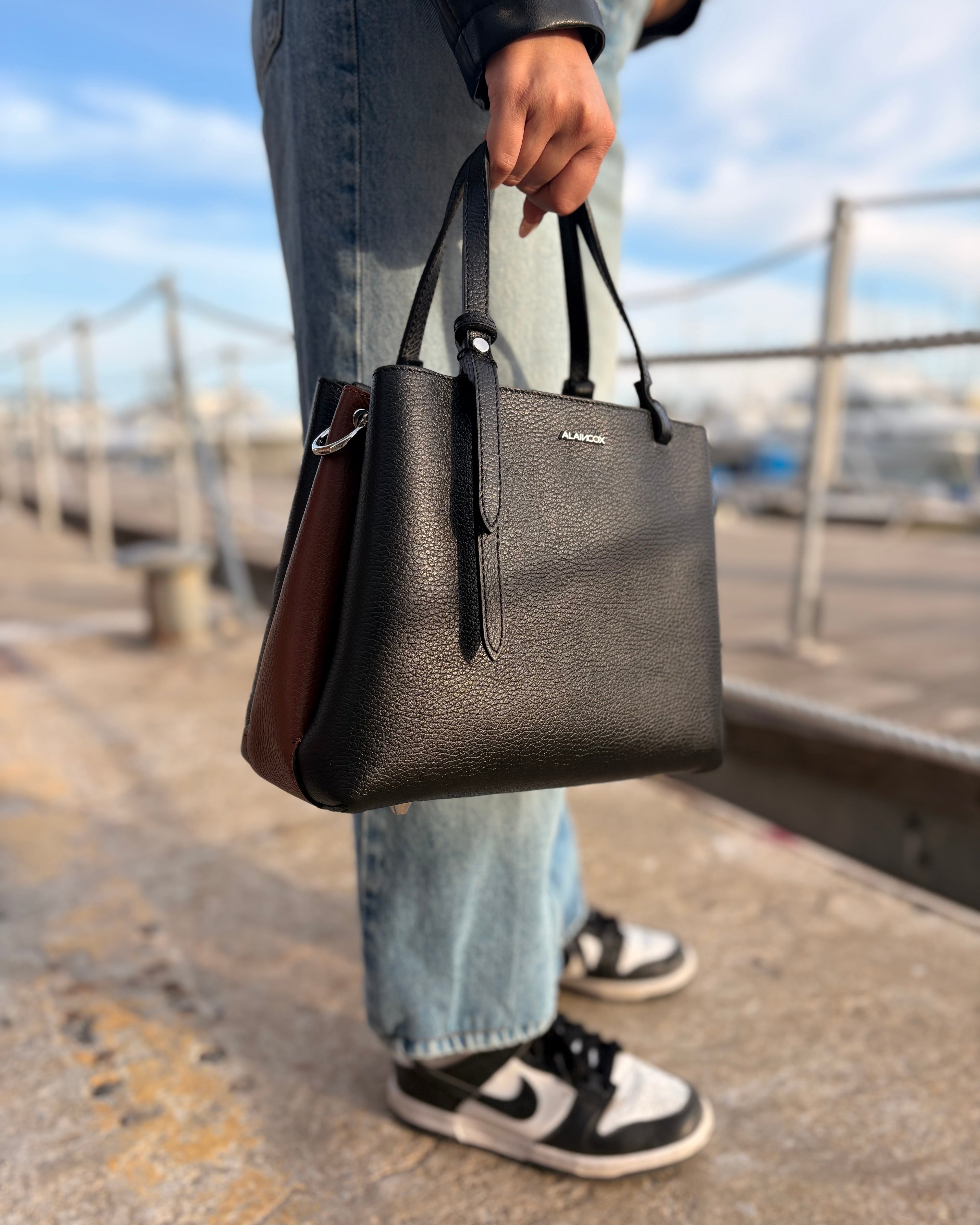 Borsa PARIS in vera pelle martellata – Made in Italy

La borsa PARIS è realizzata in 100% vera pelle martellata, con eleganti dettagli in acciaio inox dorato. Versatile e pratica, può essere indossata a mano o a tracolla grazie alla tracolla regolabile in pelle.

Dotata di pochette interna con cerniera che divide lo spazio in due scomparti, è disponibile in varianti bicolore: nero/marrone, bordeaux/testa di moro e marrone/nero.

Interamente prodotta in Italia, è disponibile anche nel nostro negozio a Genova