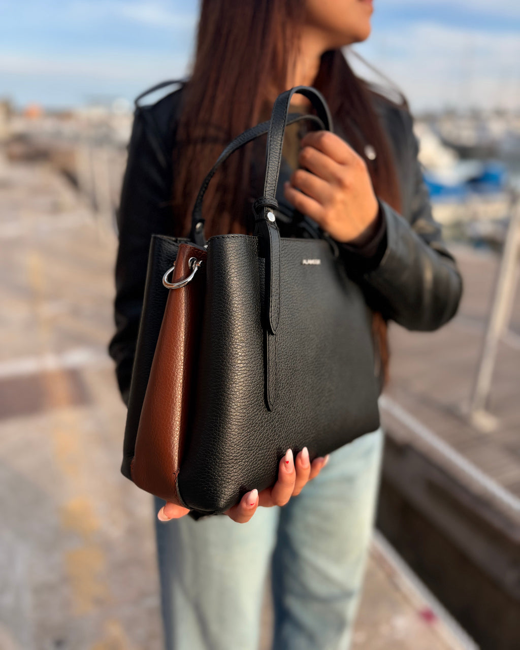 Borsa PARIS in vera pelle martellata – Made in Italy

La borsa PARIS è realizzata in 100% vera pelle martellata, con eleganti dettagli in acciaio inox dorato. Versatile e pratica, può essere indossata a mano o a tracolla grazie alla tracolla regolabile in pelle.

Dotata di pochette interna con cerniera che divide lo spazio in due scomparti, è disponibile in varianti bicolore: nero/marrone, bordeaux/testa di moro e marrone/nero.

Interamente prodotta in Italia, è disponibile anche nel nostro negozio a Genova