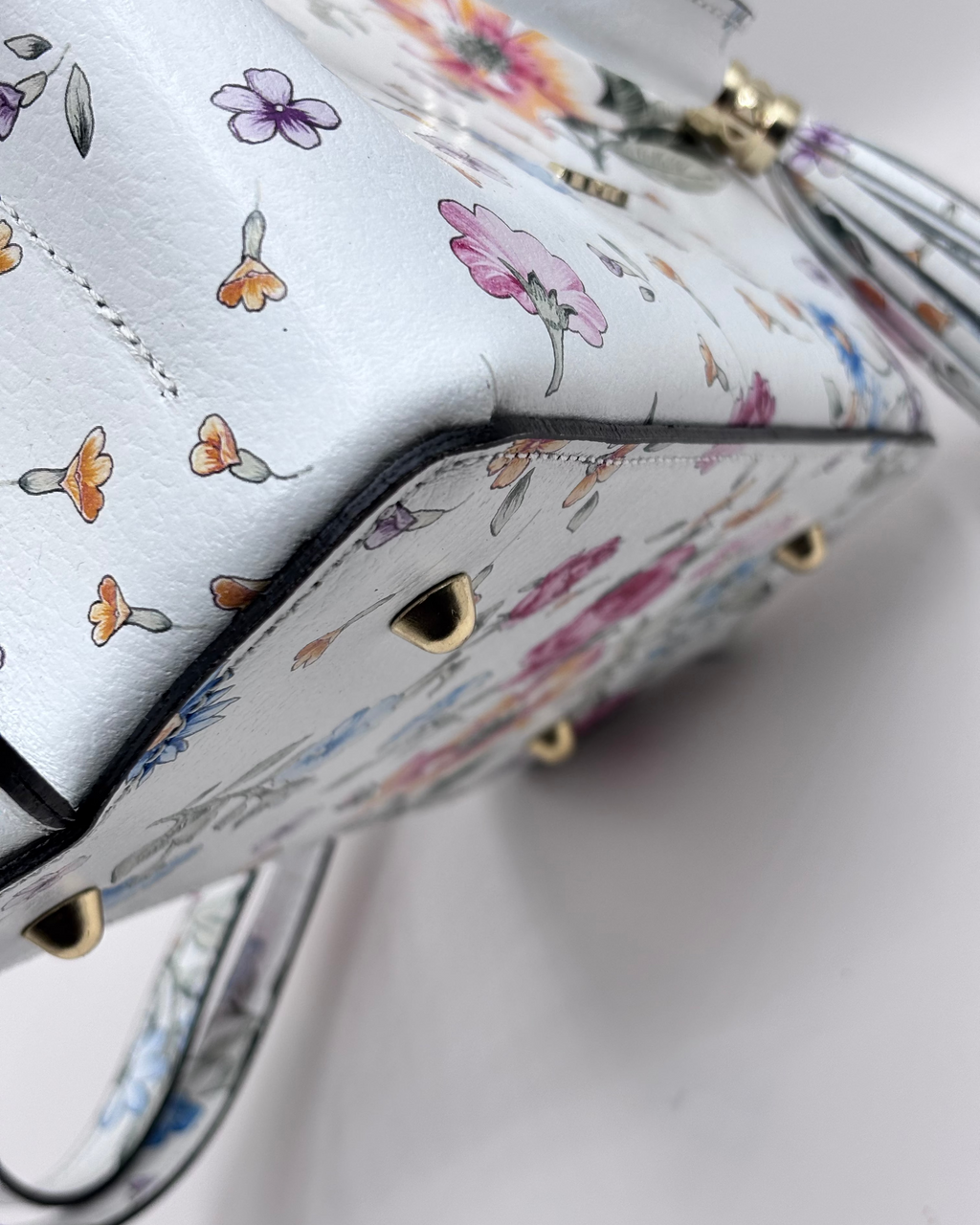 Borsa PAULETTE SPRING da donna in vera pelle martellata made in italy, colore bianco floreale, firmata Alaincox, negozio di Genova, con pochette interna con zip, tracolla regolabile e dettagli in acciaio dorato, elegante e capiente per uso quotidiano.
