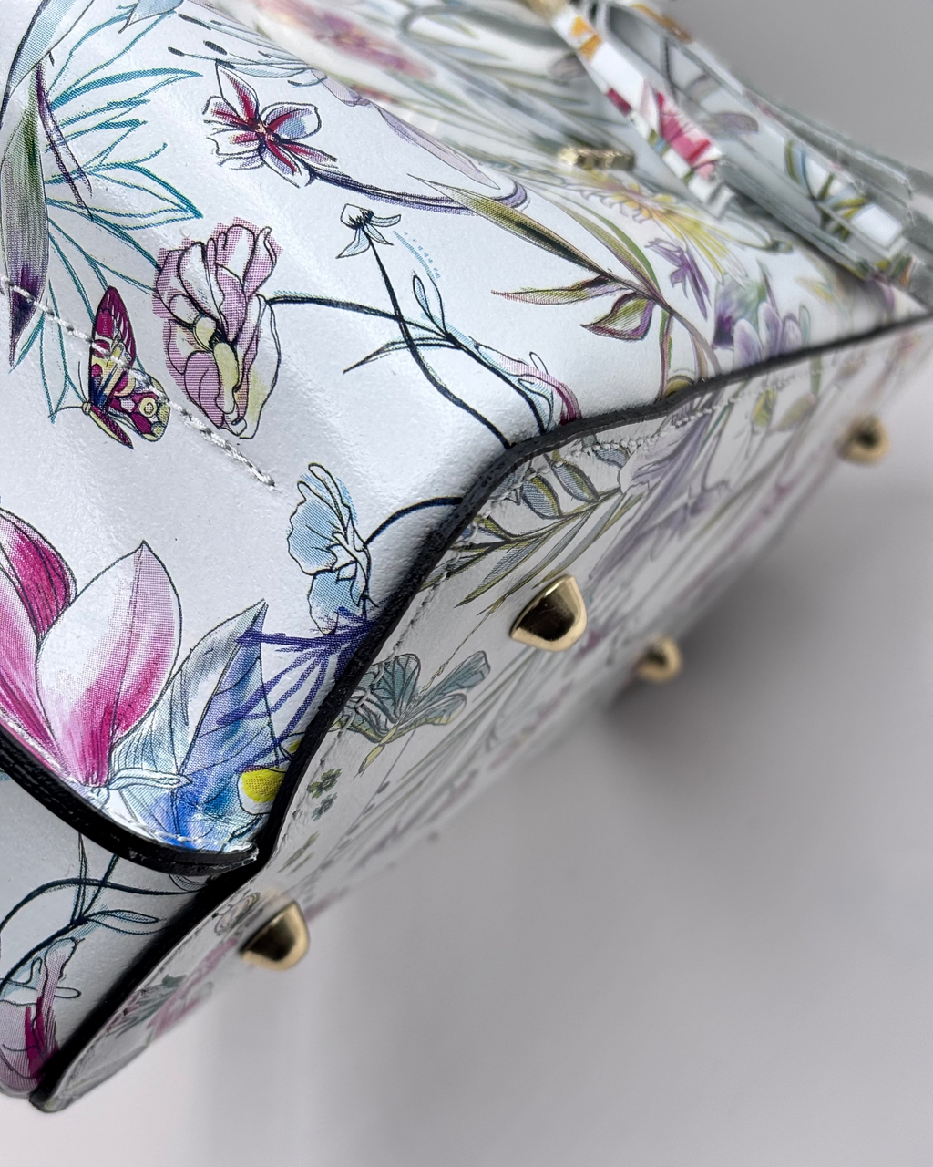 Borsa PAULETTE SPRING da donna in vera pelle martellata made in italy, colore bianco floreale, firmata Alaincox, negozio di Genova, con pochette interna con zip, tracolla regolabile e dettagli in acciaio dorato, elegante e capiente per uso quotidiano.