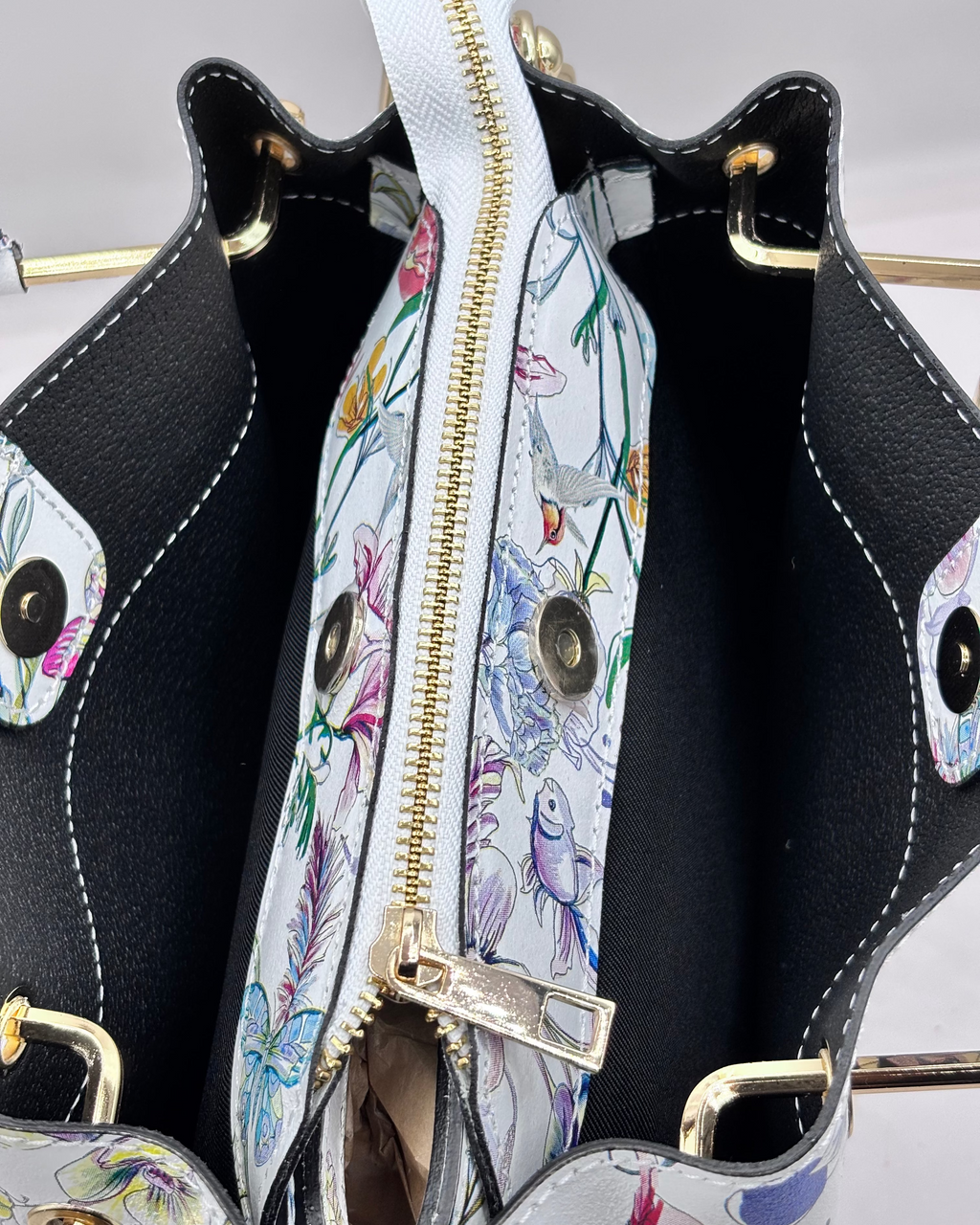 Borsa PAULETTE SPRING da donna in vera pelle martellata made in italy, colore bianco floreale, firmata Alaincox, negozio di Genova, con pochette interna con zip, tracolla regolabile e dettagli in acciaio dorato, elegante e capiente per uso quotidiano.