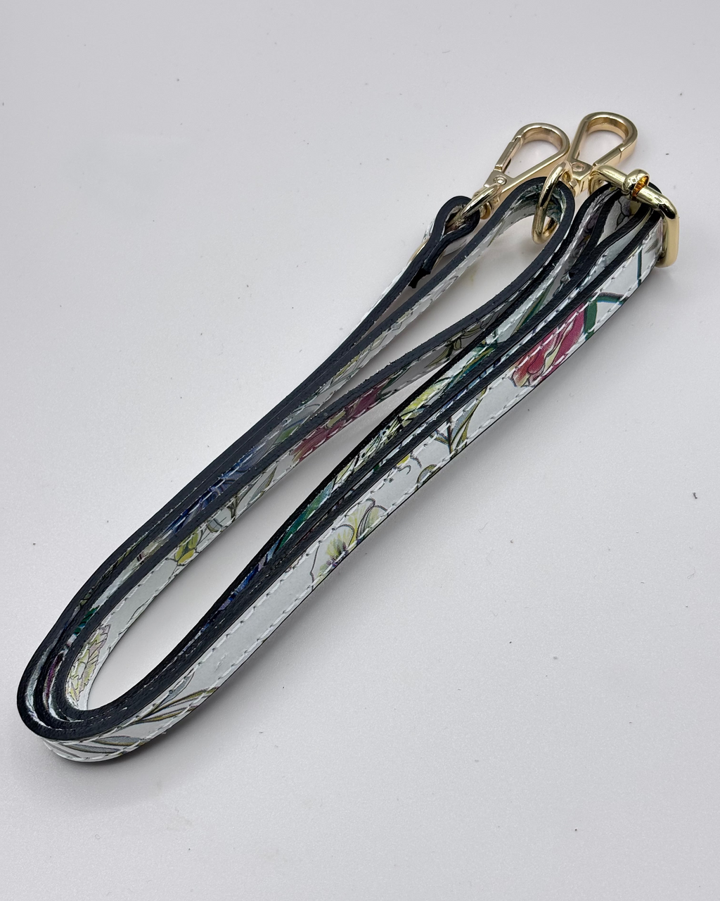 Borsa PAULETTE SPRING da donna in vera pelle martellata made in italy, colore bianco floreale, firmata Alaincox, negozio di Genova, con pochette interna con zip, tracolla regolabile e dettagli in acciaio dorato, elegante e capiente per uso quotidiano.