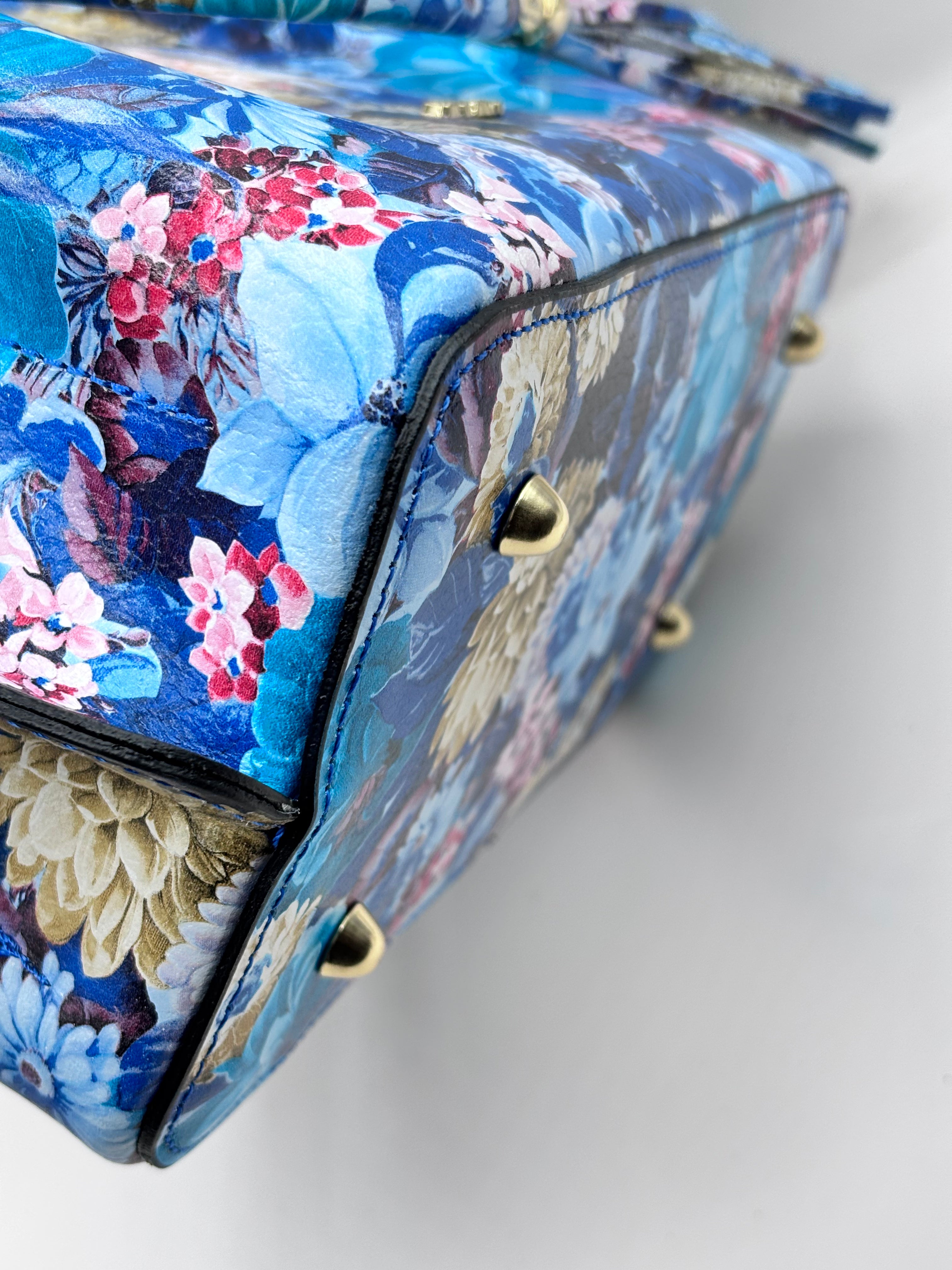 Borsa PAULETTE SPRING da donna in vera pelle martellata made in italy, colore blu floreale, firmata Alaincox, negozio di Genova, con pochette interna con zip, tracolla regolabile e dettagli in acciaio dorato, elegante e capiente per uso quotidiano.
