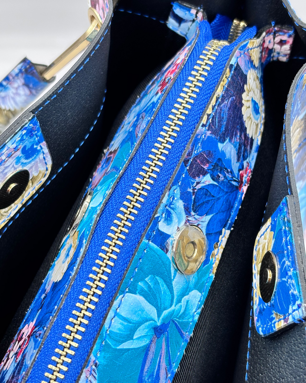 Borsa PAULETTE SPRING da donna in vera pelle martellata made in italy, colore blu floreale, firmata Alaincox, negozio di Genova, con pochette interna con zip, tracolla regolabile e dettagli in acciaio dorato, elegante e capiente per uso quotidiano.