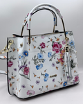 Borsa PAULETTE SPRING da donna in vera pelle martellata made in italy, colore bianco floreale, firmata Alaincox, negozio di Genova, con pochette interna con zip, tracolla regolabile e dettagli in acciaio dorato, elegante e capiente per uso quotidiano.